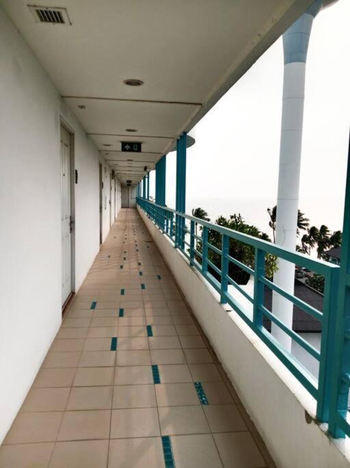 คอนโดเดอะบีช 327/54 Apartment