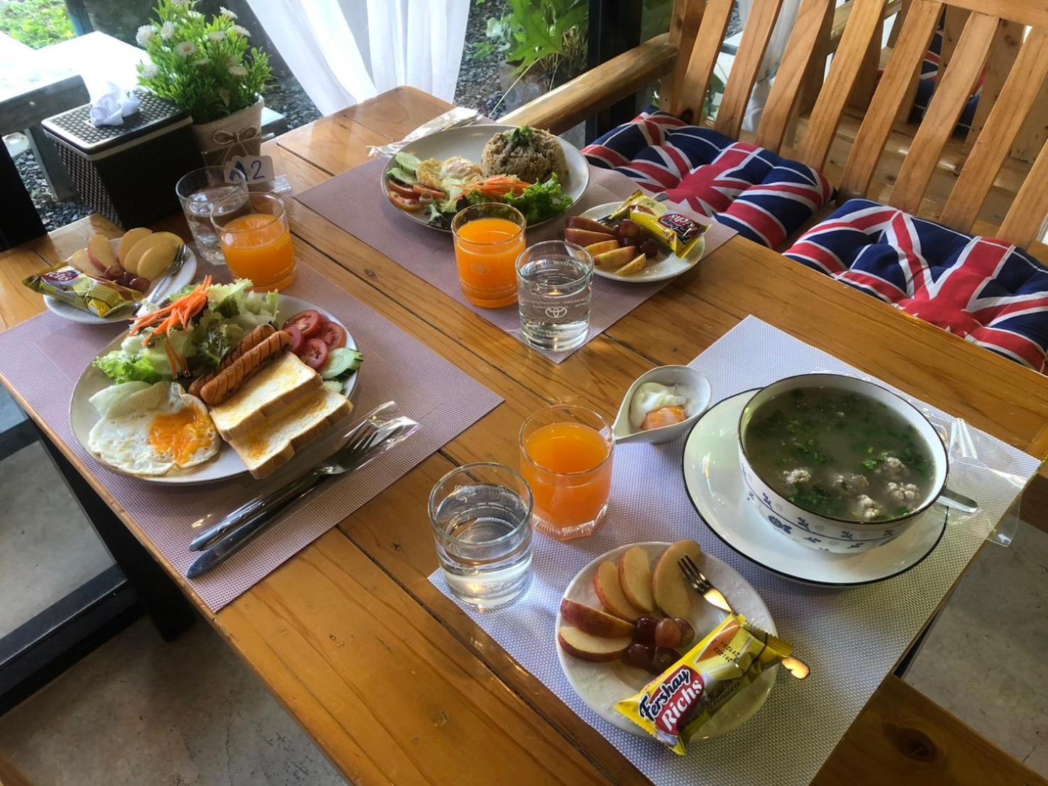 โรงแรมแสนดีเพลส เมาเท่นวิว Chom Thong