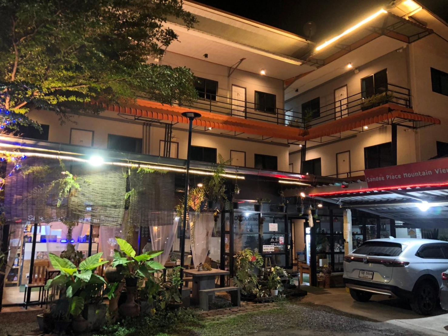 โรงแรมแสนดีเพลส เมาเท่นวิว Chom Thong