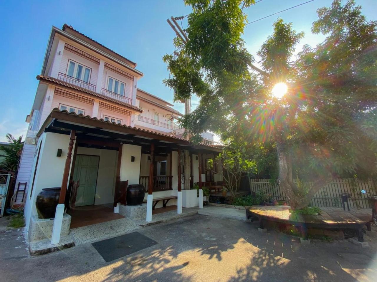 Thanicha Amphawa Hotel