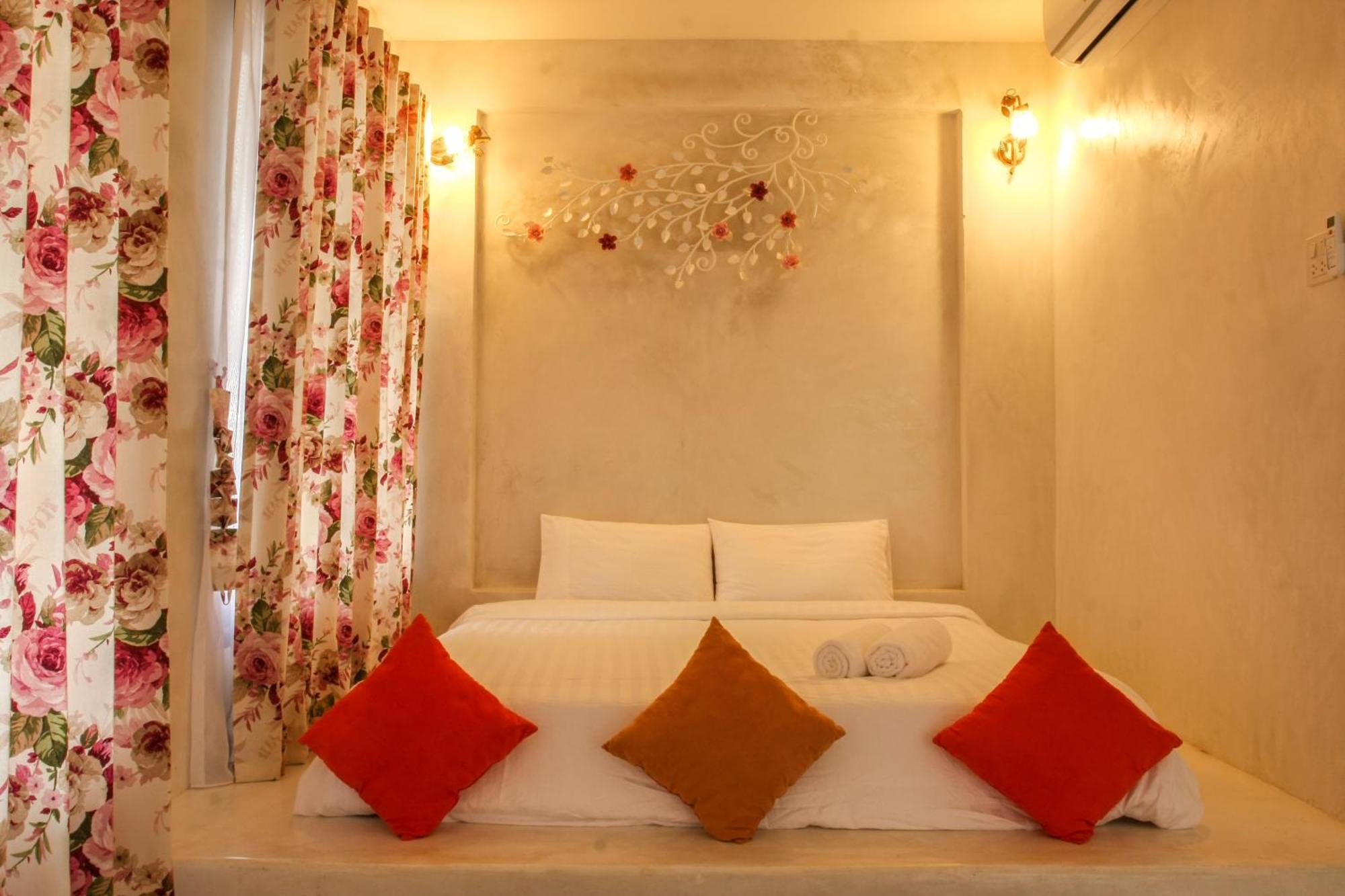 Laemsing Whitehouse Hotel