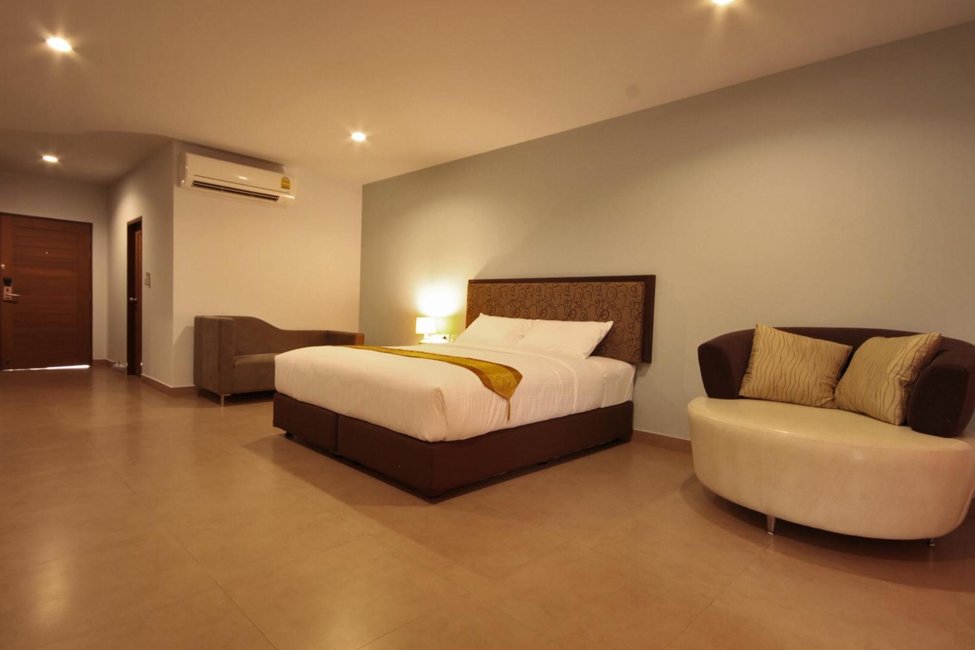 Paragon Hotel 4*