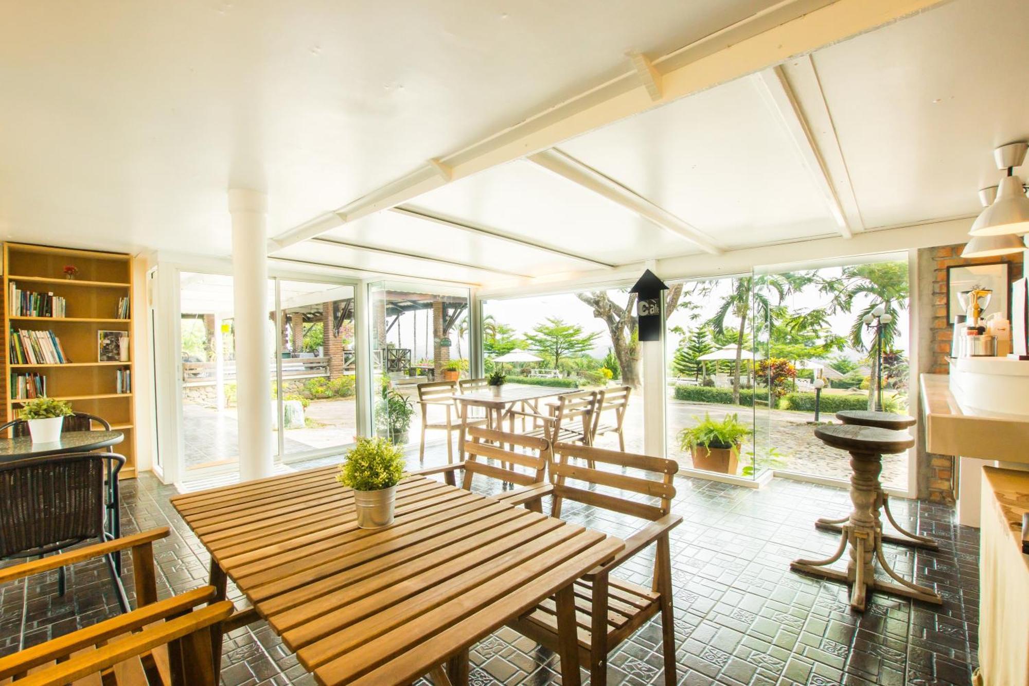 The Natural Garden 3*