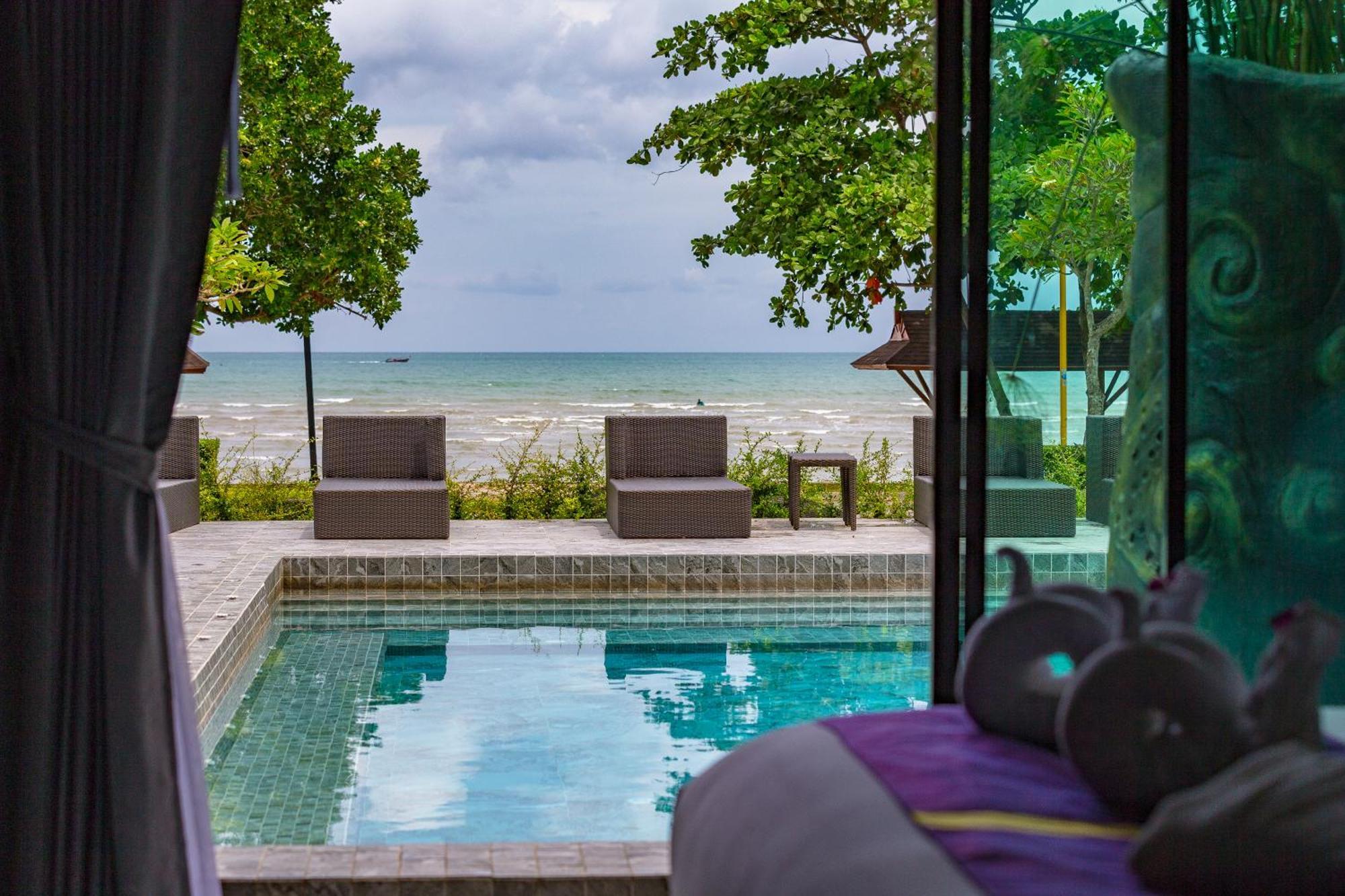 Maneetel Krabi Beachfront-sha