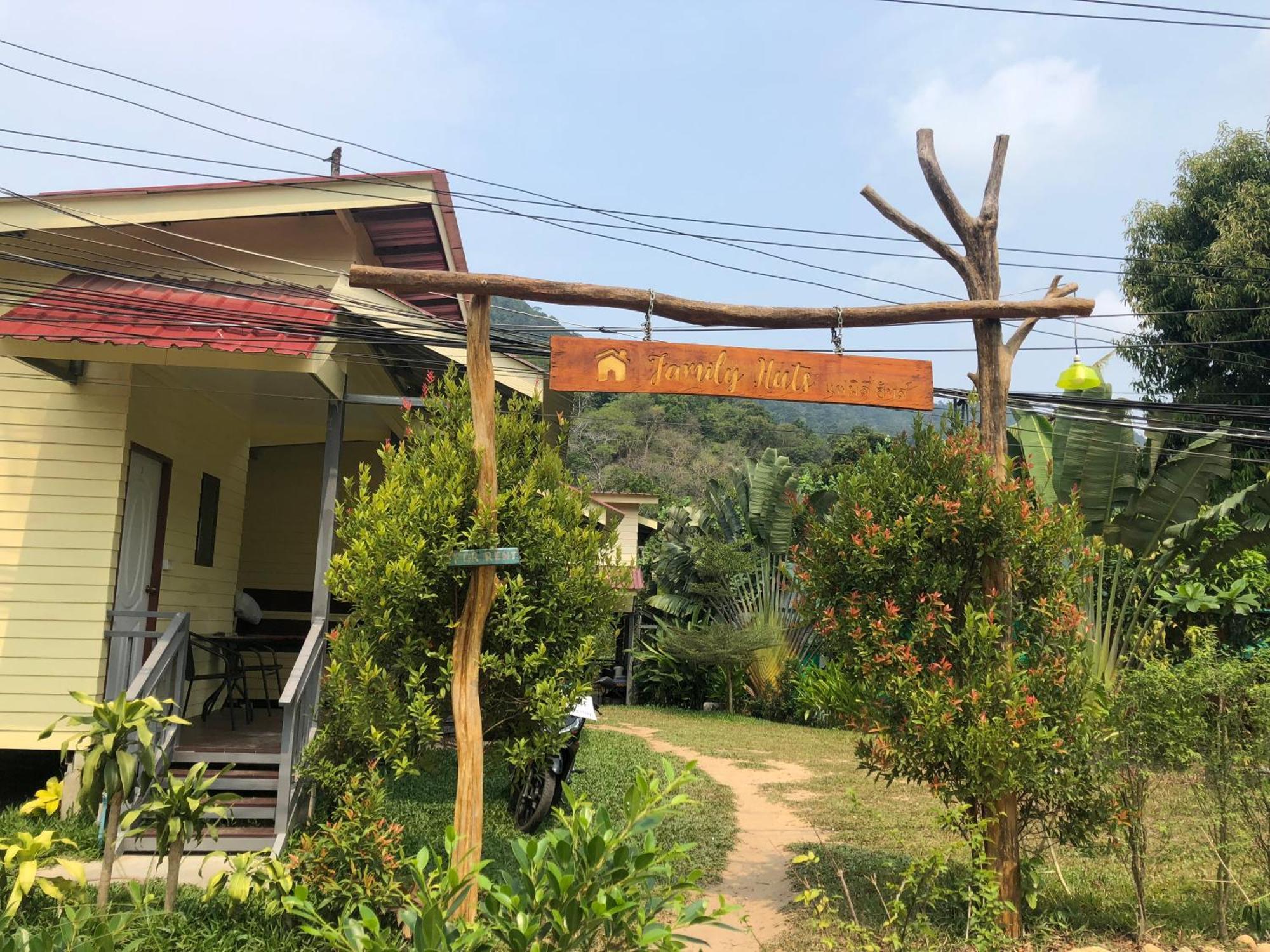 Family Huts Resort *