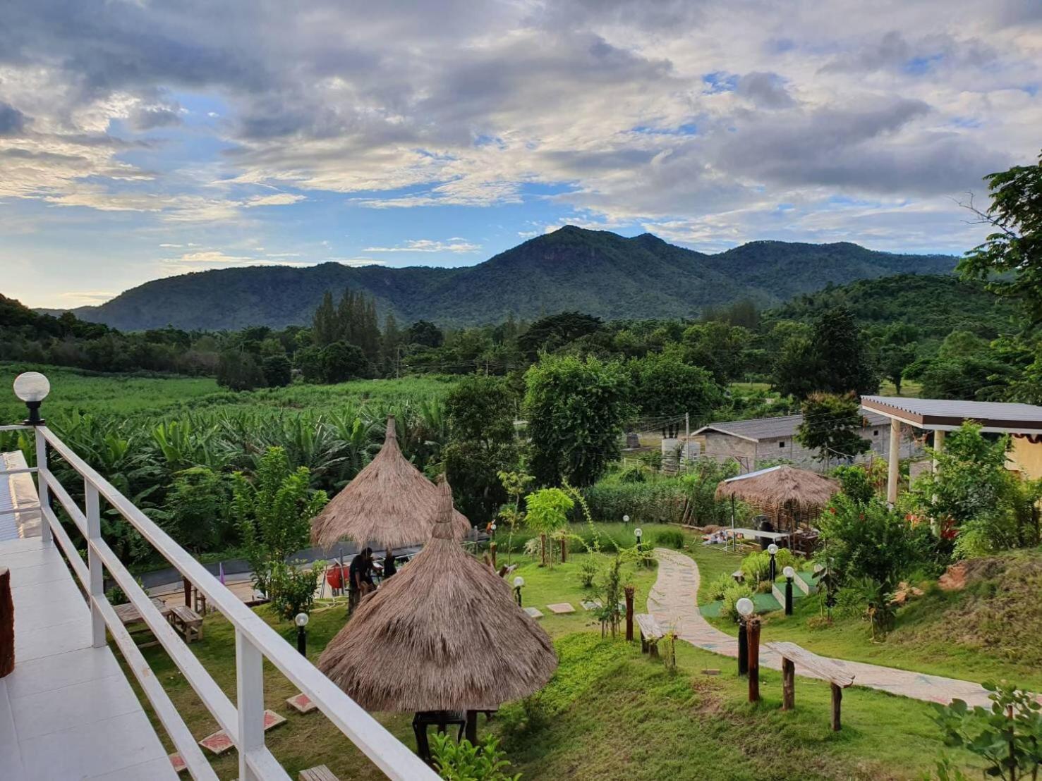 Baan Mai Hom * Suan Phueng