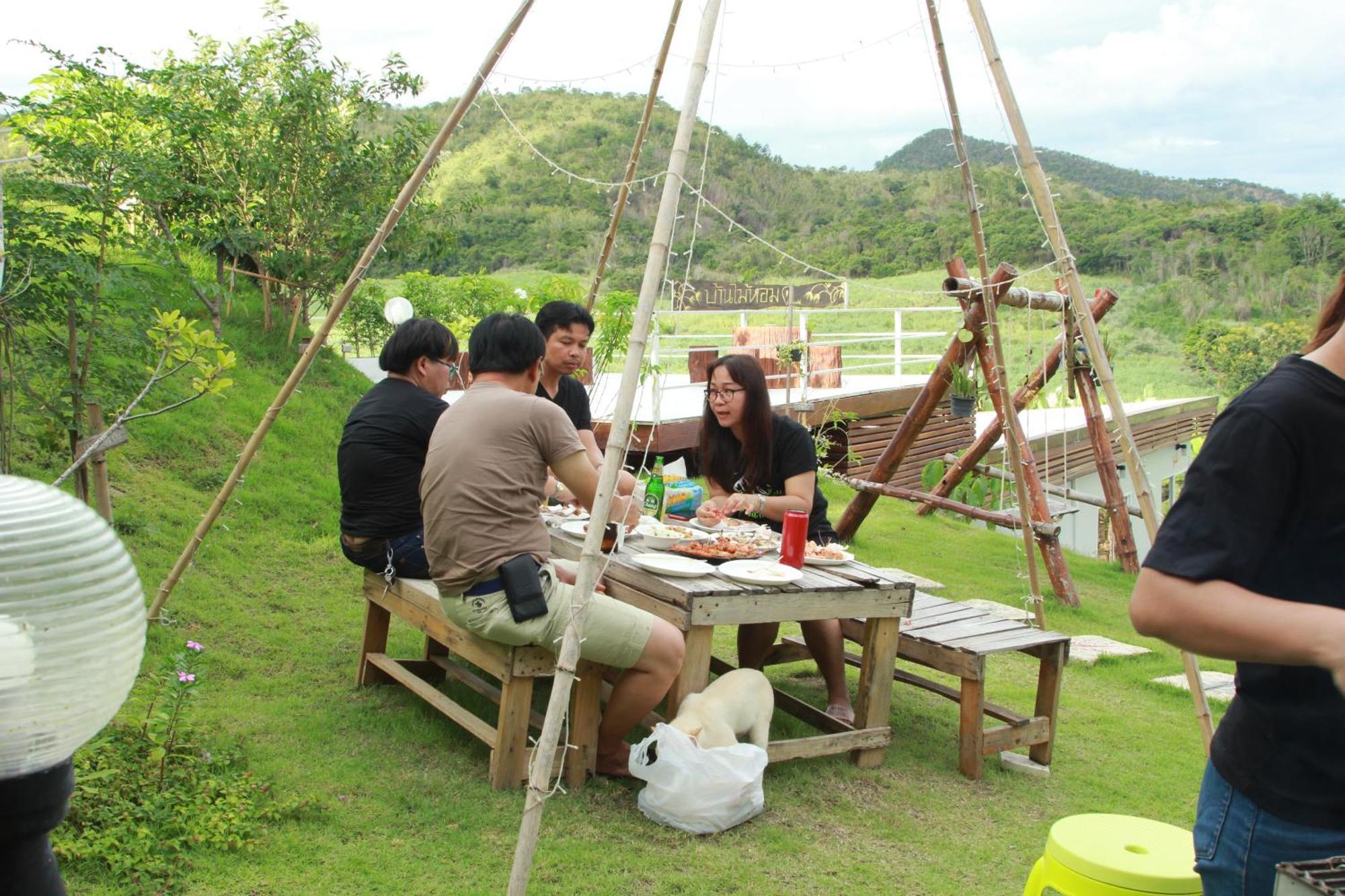 Guest house Baan Mai Hom Suan Phueng