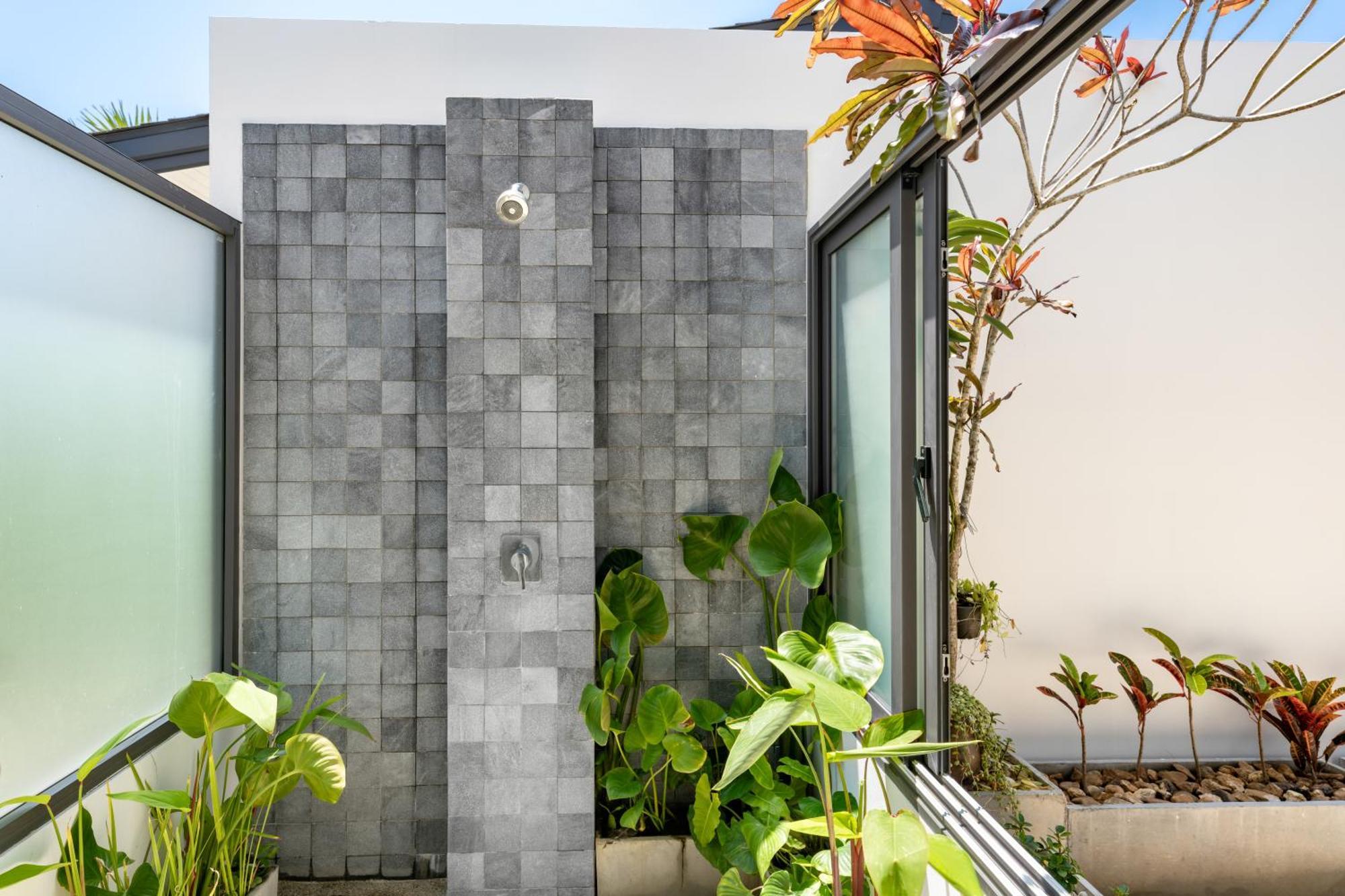 Twin - 10 Bedroom Luxury Front