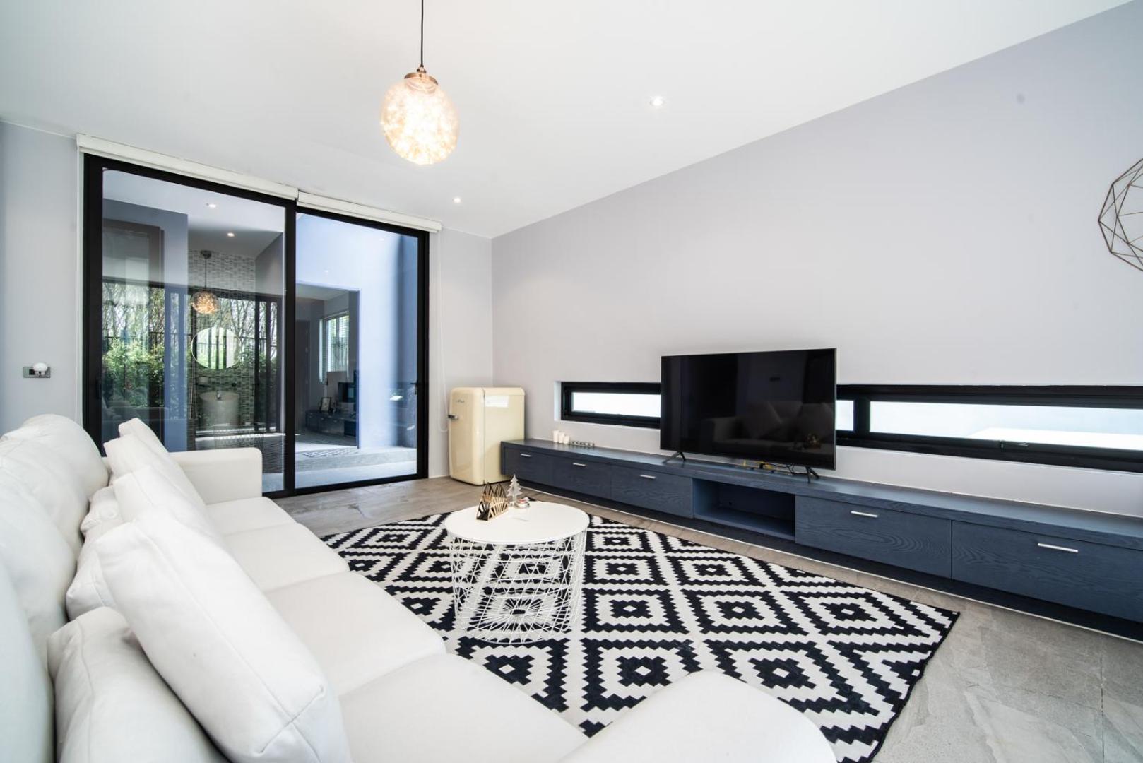 Super High Ceiling Luxury 3 Bedrooms Pool *