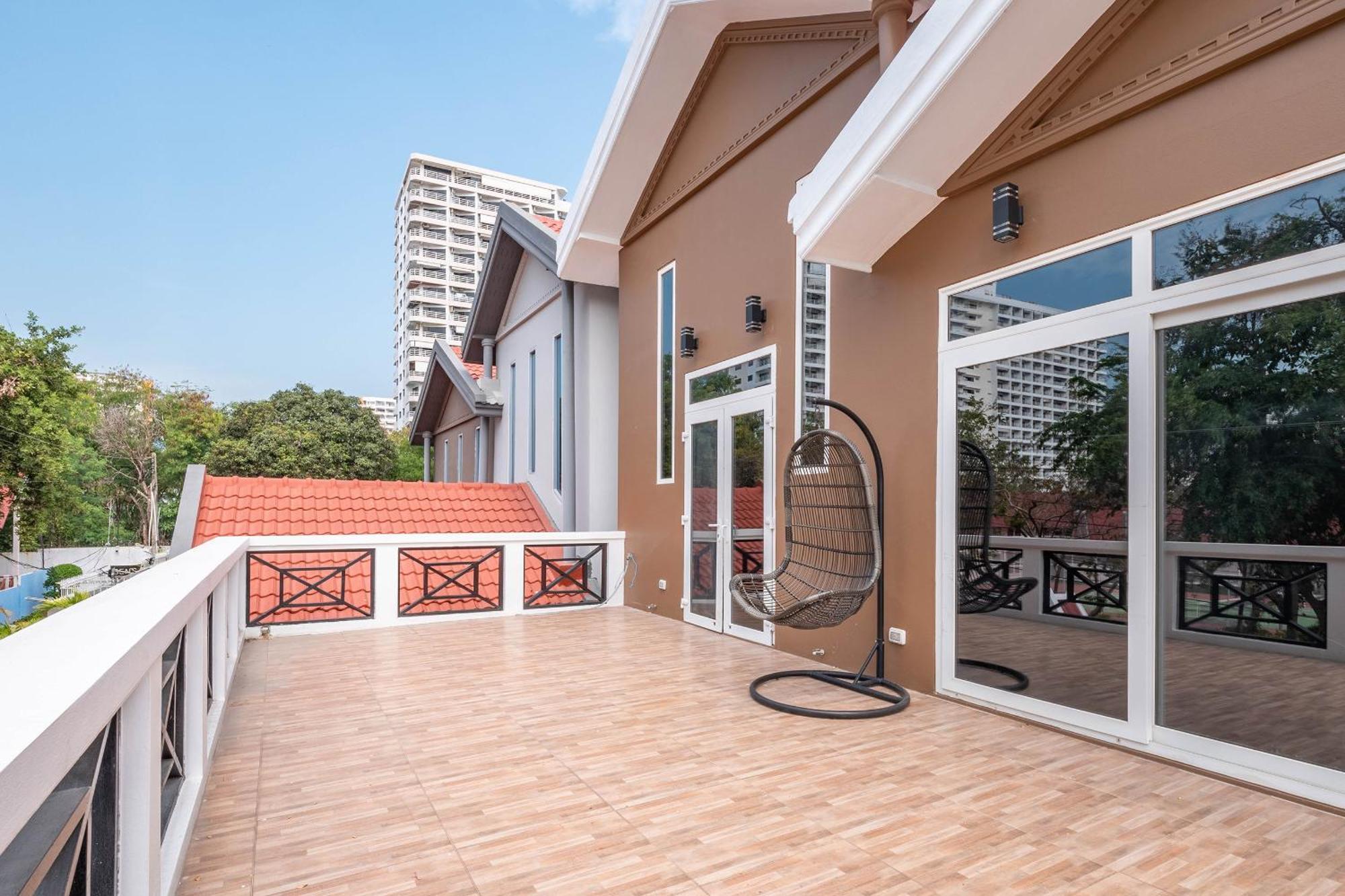 Deluxe Pool 4 Bedroom 3 Bath Villa, Villa Jomtien Beach