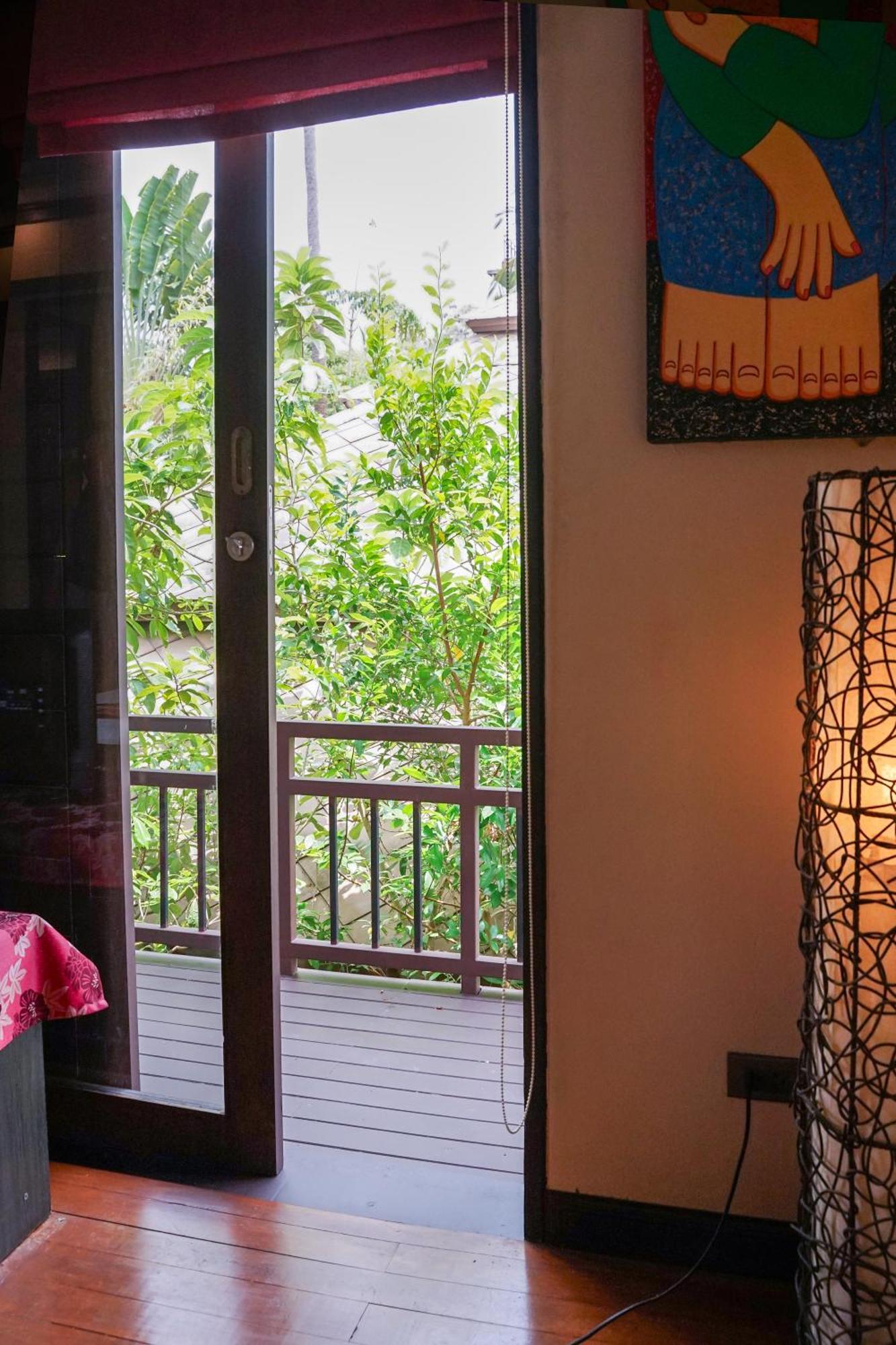 Large 4 Bed Short Walk To Maenam Pousada *