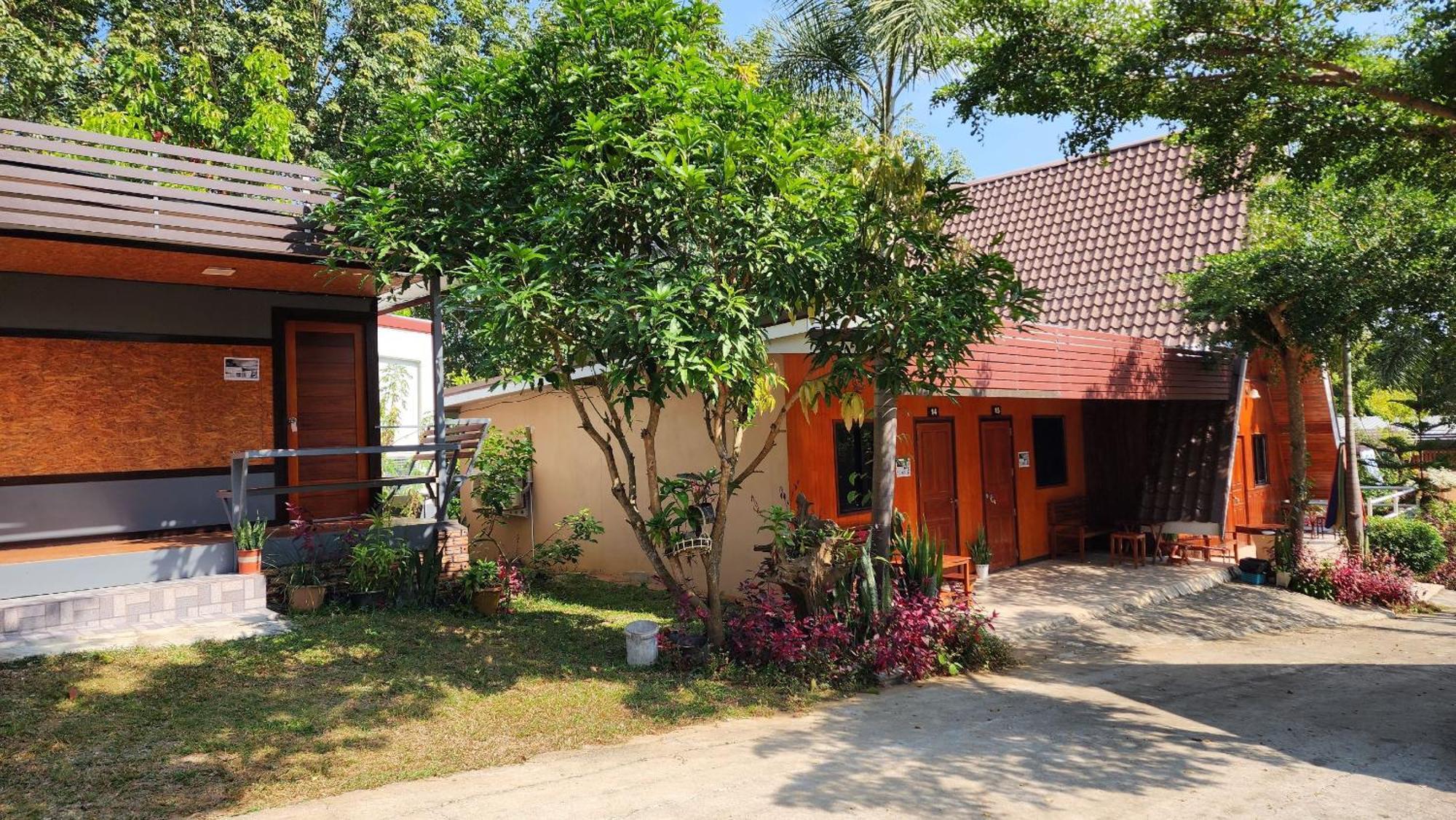 Resort Bansuanphuhong 2*