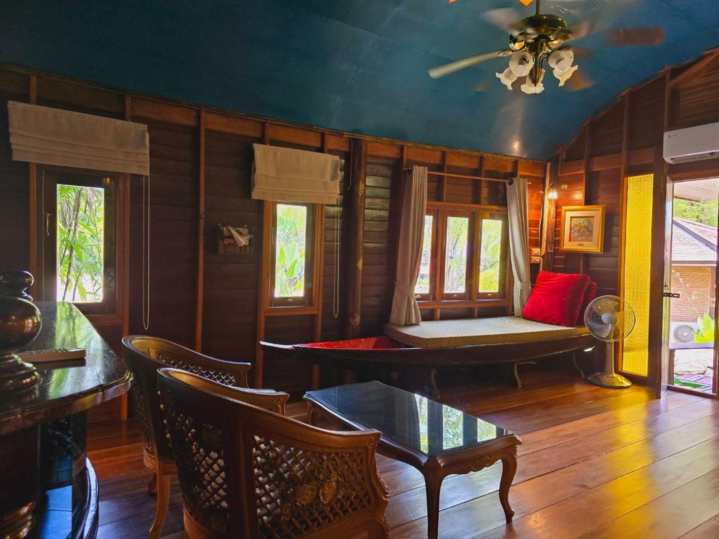 Resort Kaengkrachan Boathouse Paradise