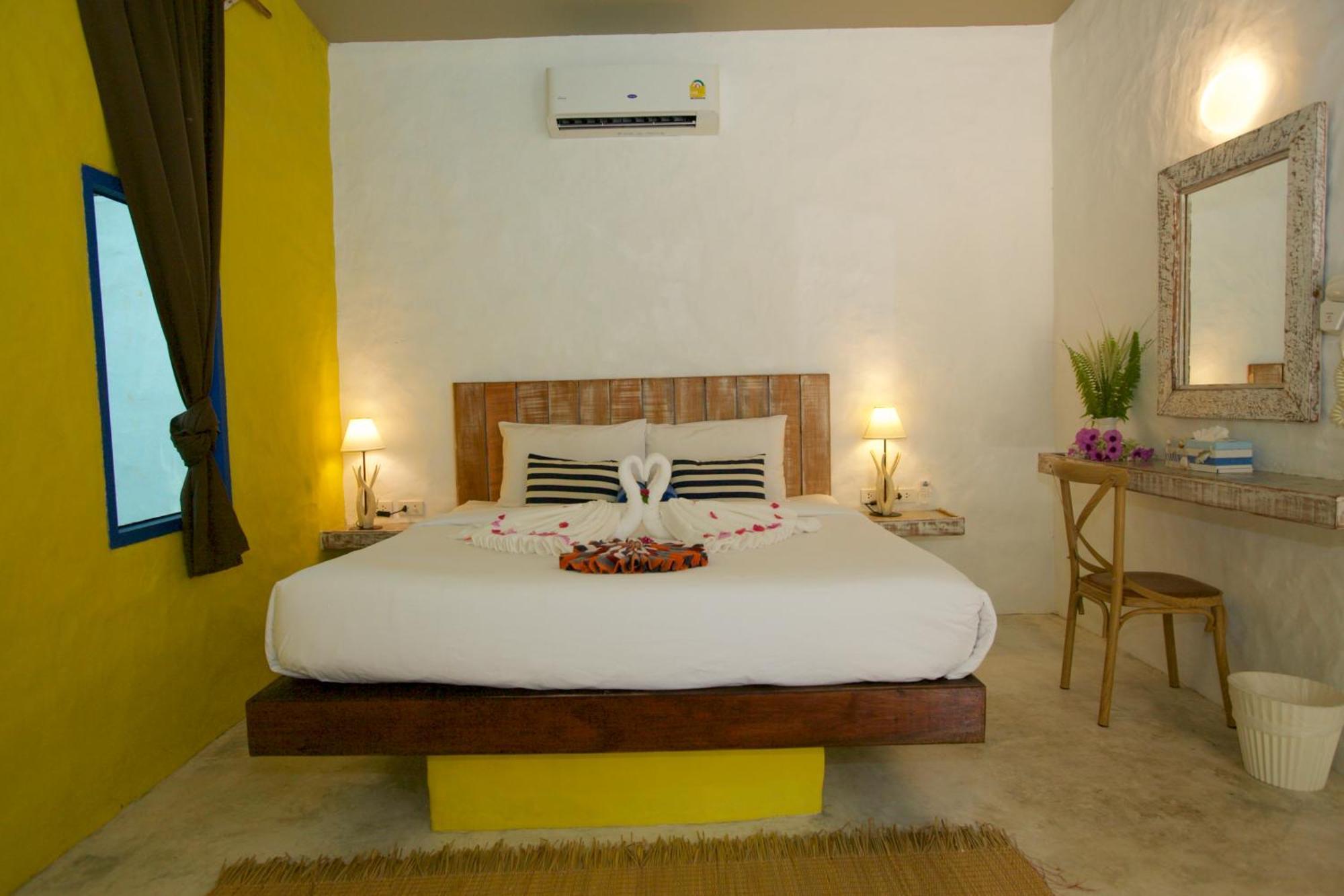 Lime N Soda Beachfront Resort Thongsala