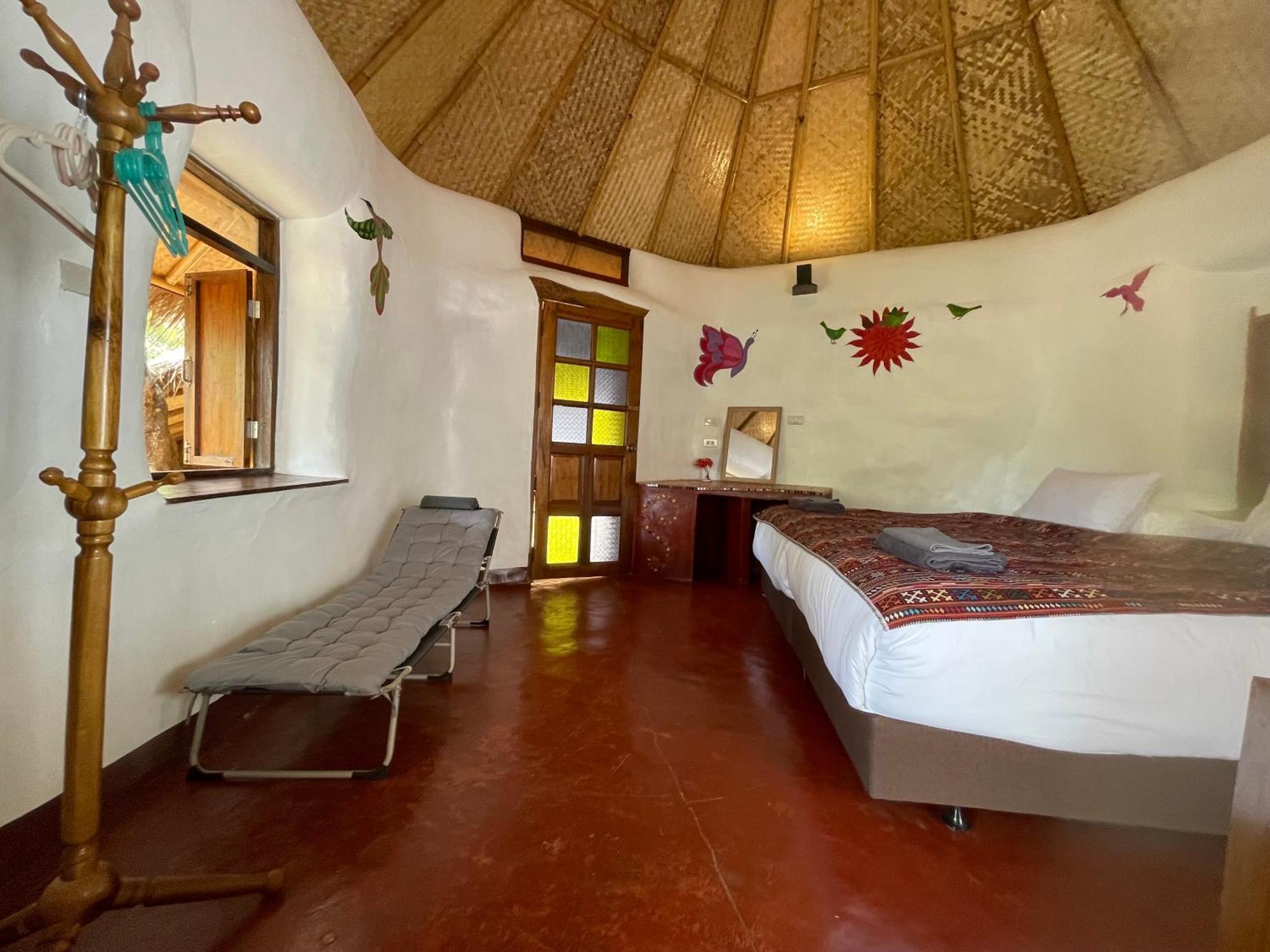 Roundhouses Bed & Breakfast *