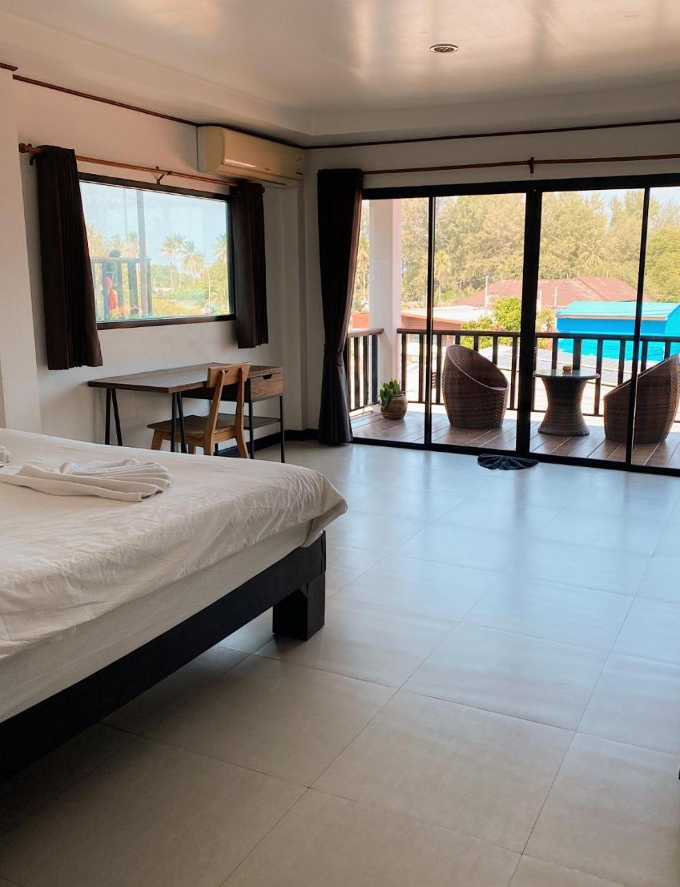 Hotel The Reef &