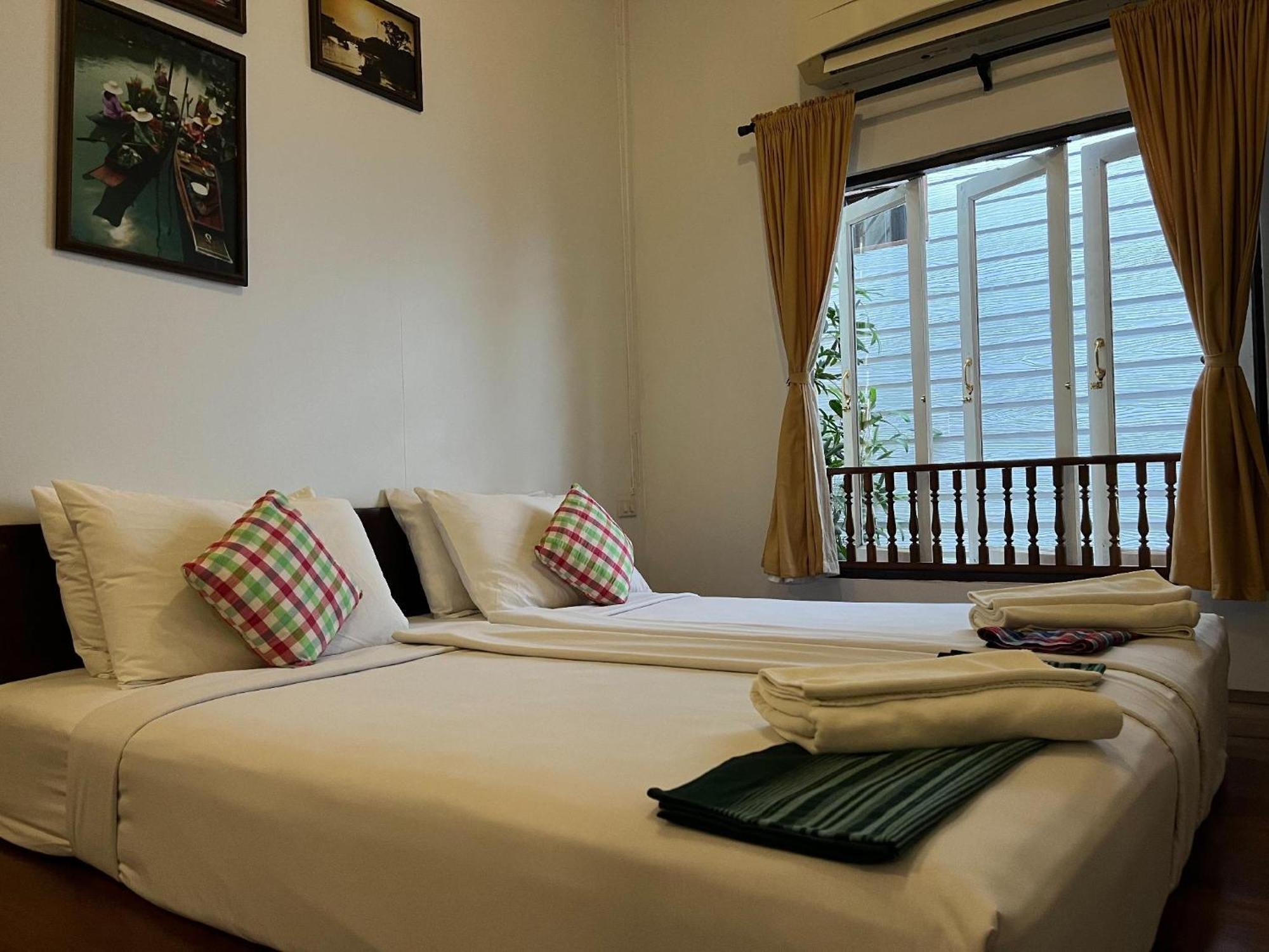 Thanicha Amphawa Hotel