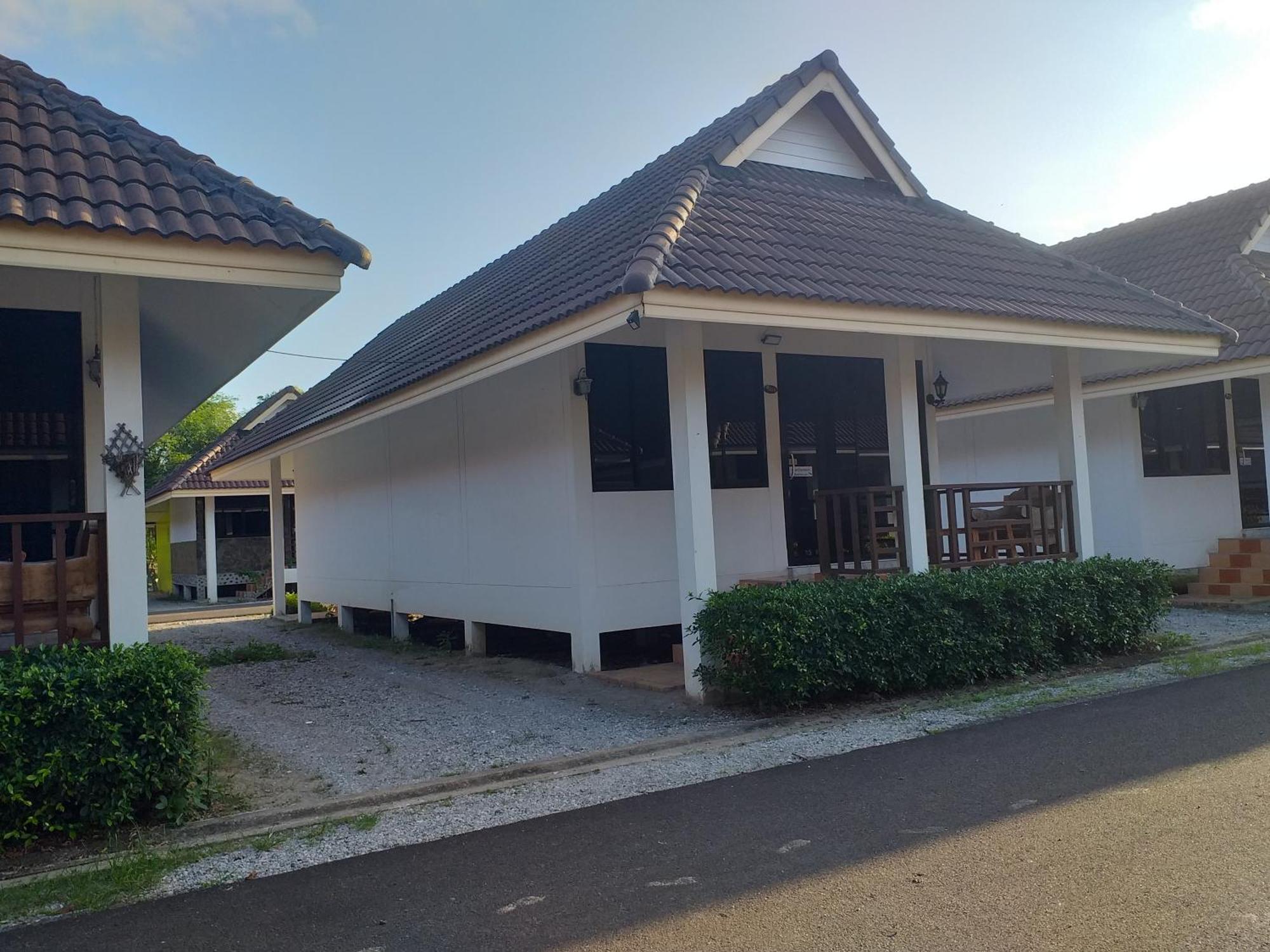 Guest house หาดทรายขาวรีสอร์ท Bang Saphan