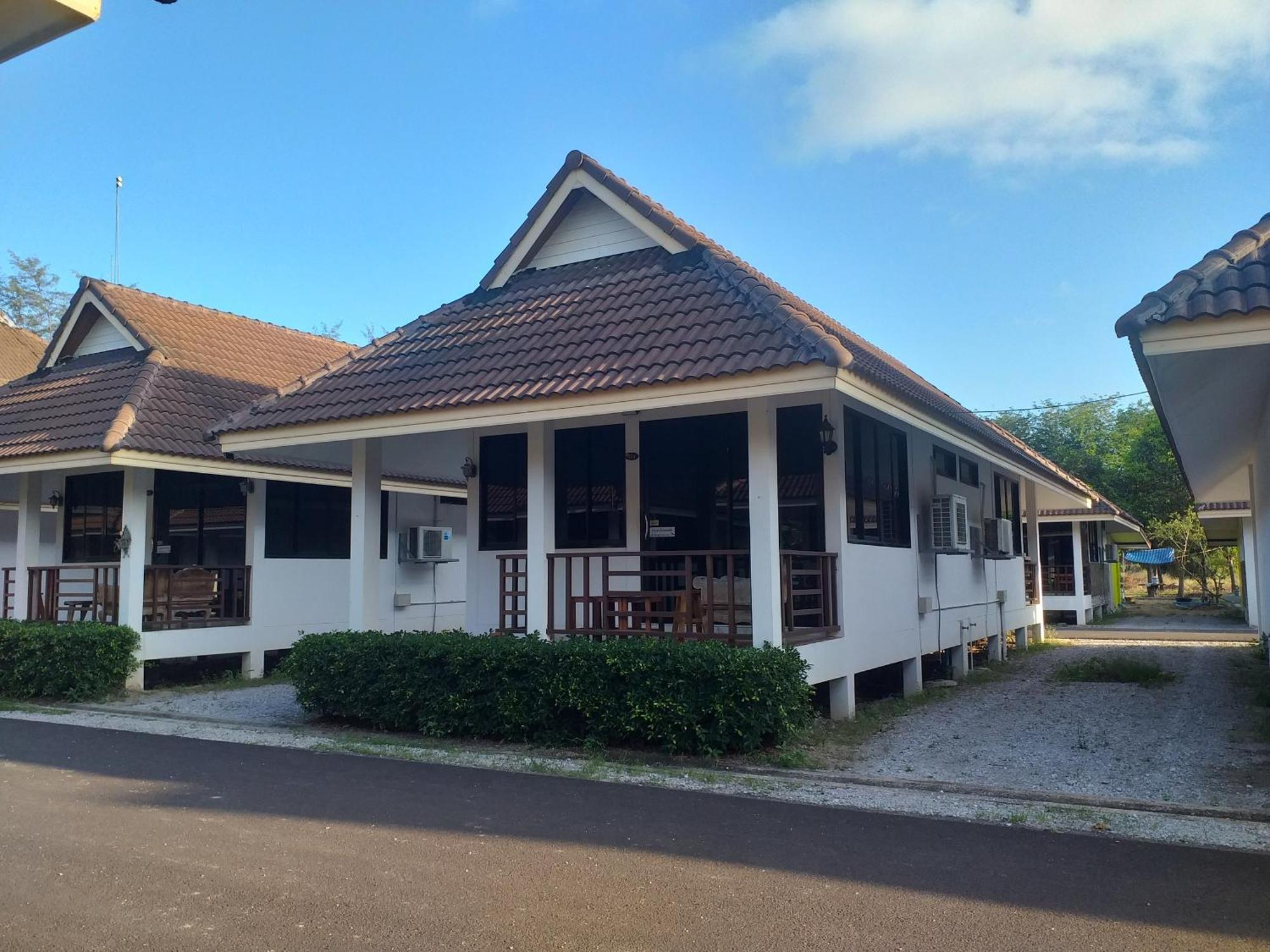 หาดทรายขาวรีสอร์ท * Bang Saphan