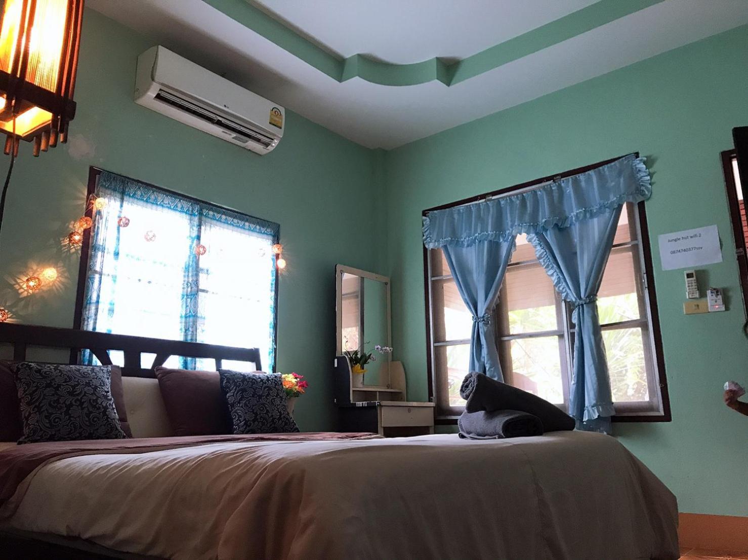 Jungle Hut & Hotel Haad Chao Phao