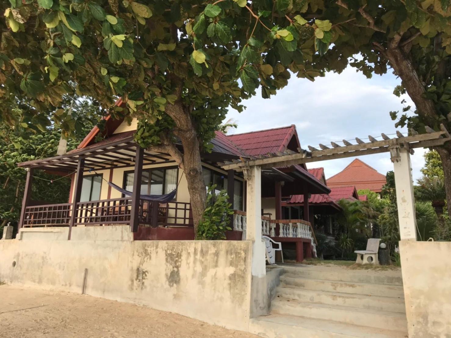 Jungle Hut & Hotel