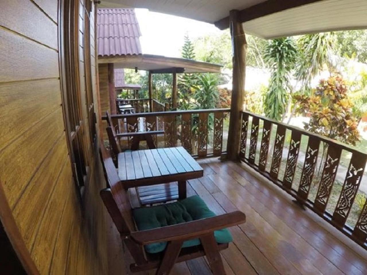 Coral Bay Lodge *