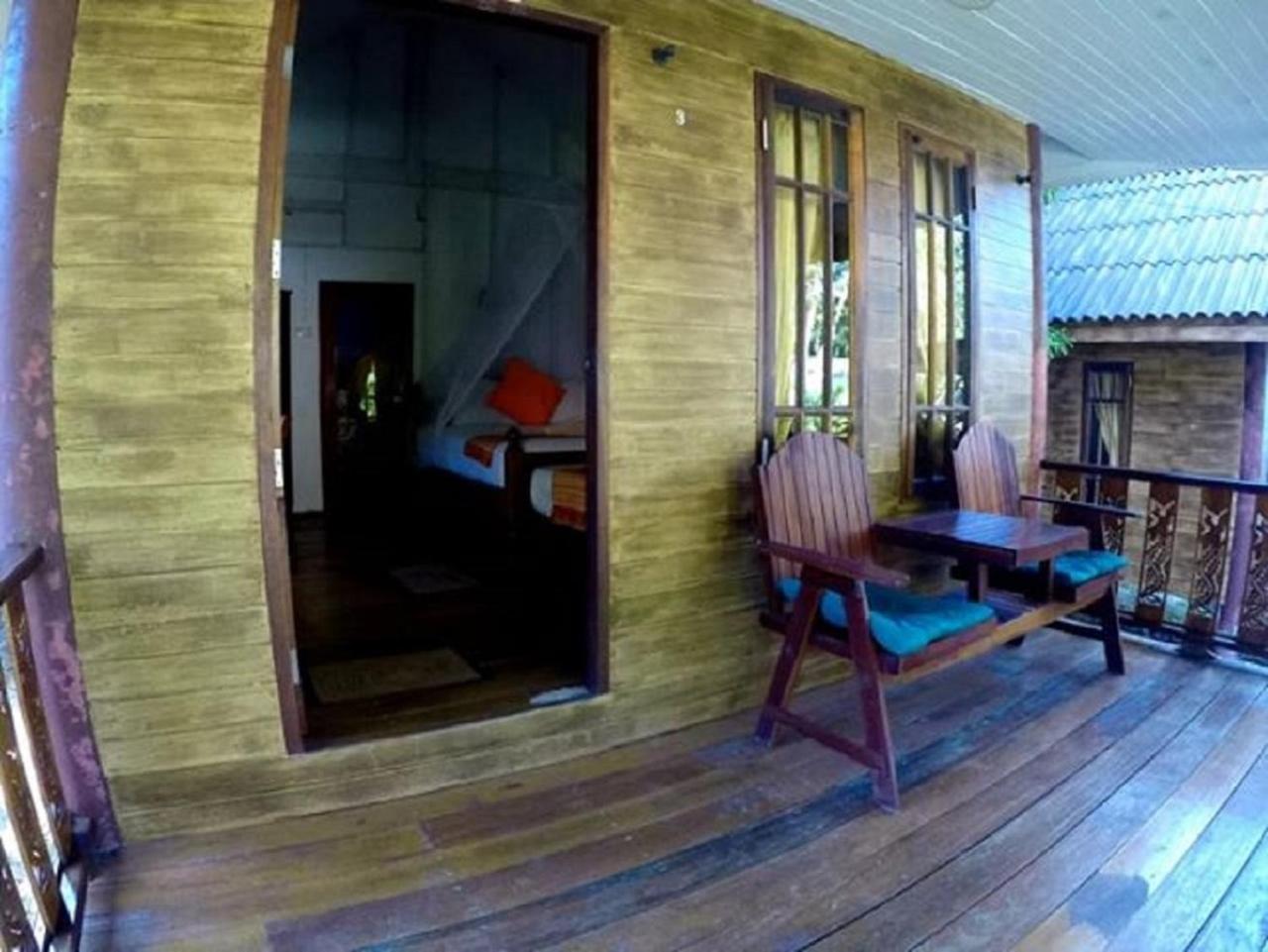 Coral Bay Lodge *