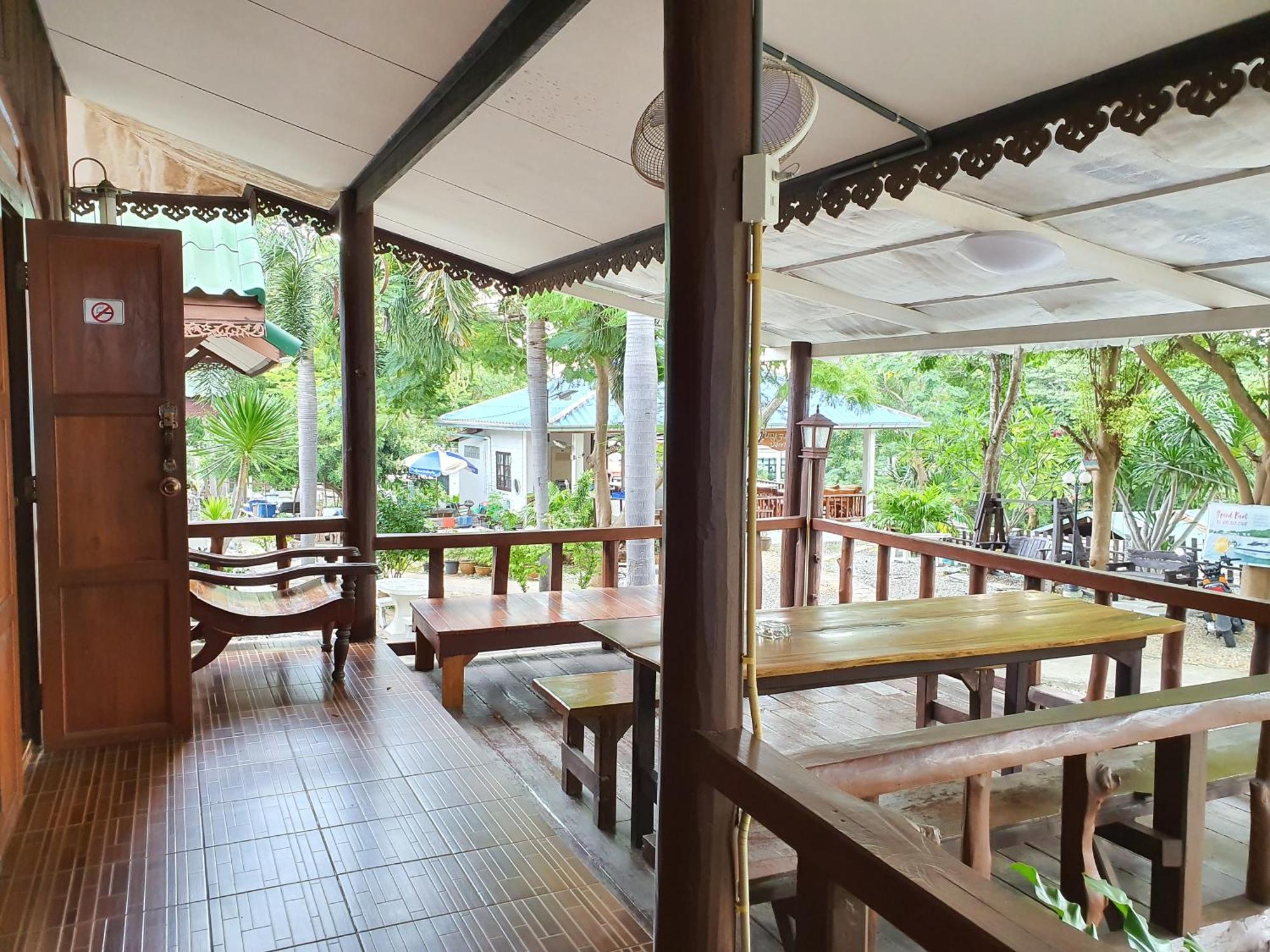 Benjaporn Resort Ko Si Chang