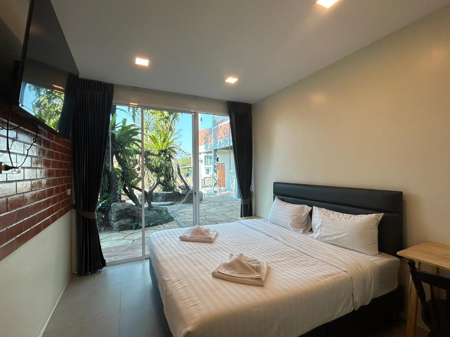Uthaithani Resort *