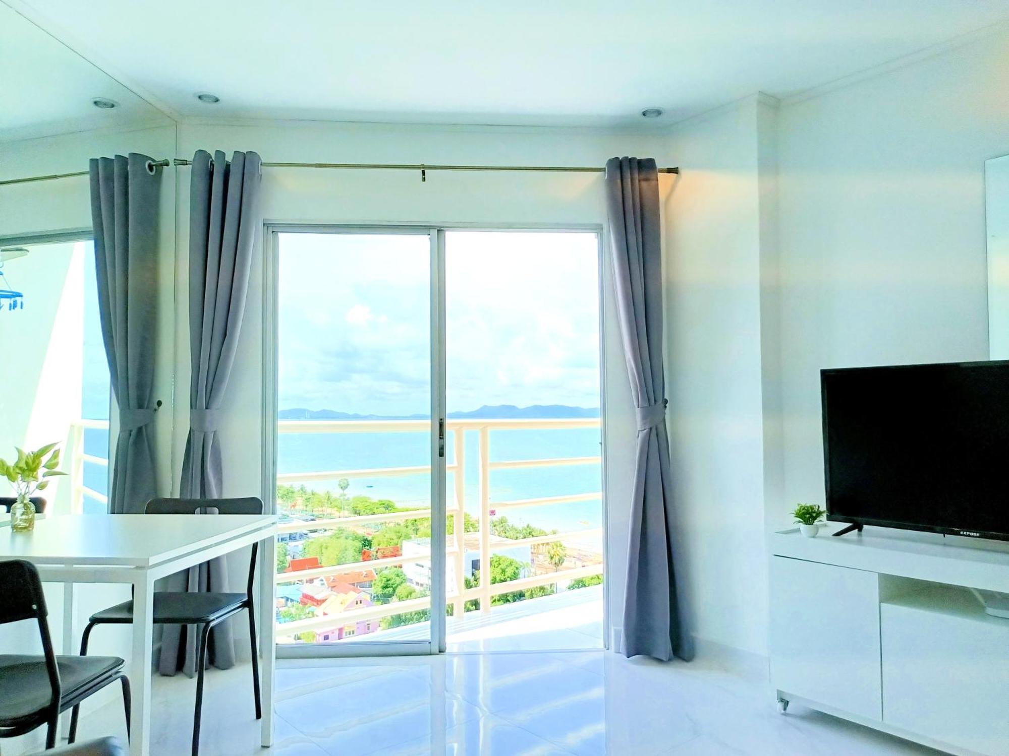 Sea View Beachfront Pattaya Apartment *