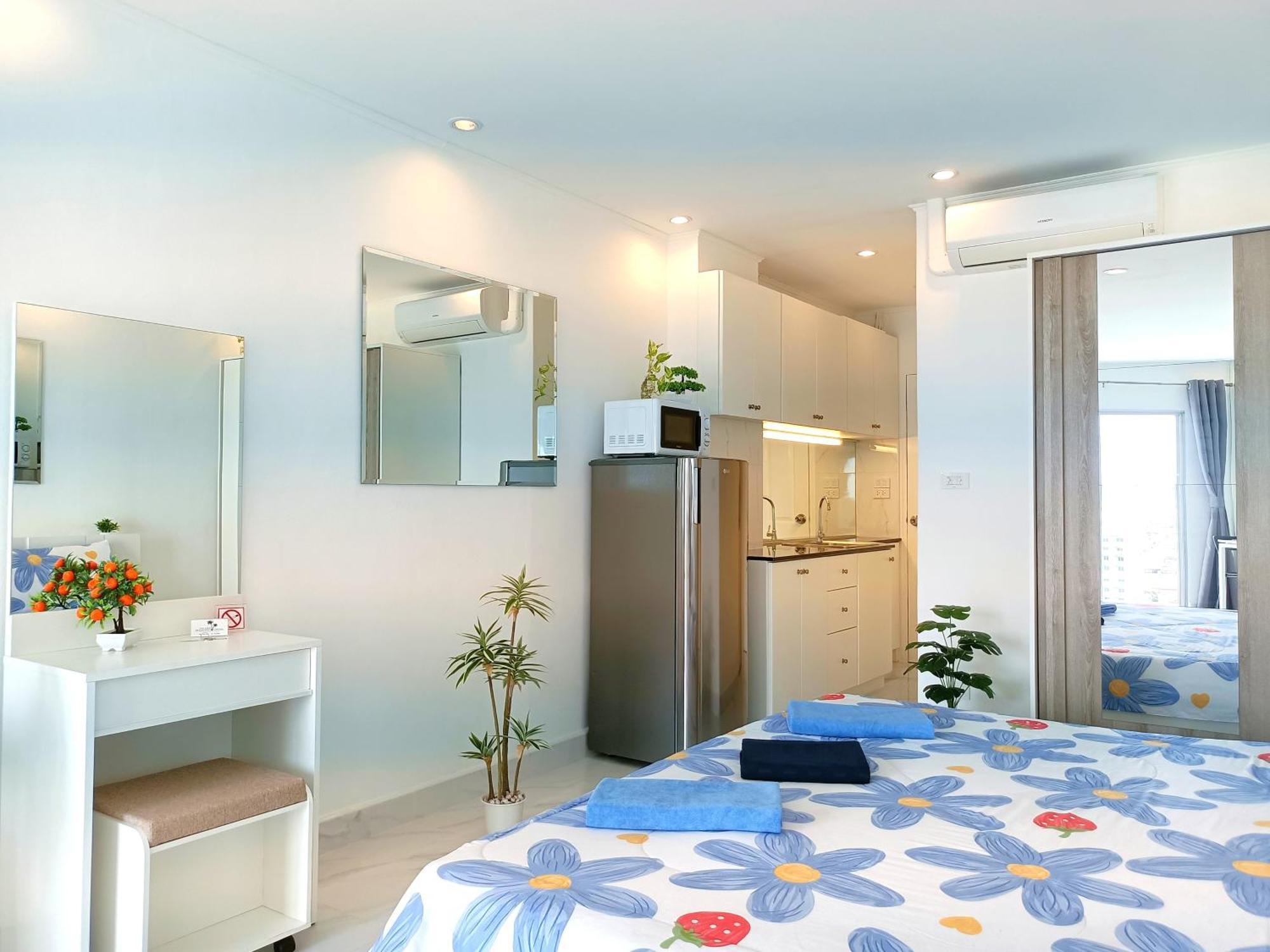 Sea View Beachfront Pattaya Apartment *