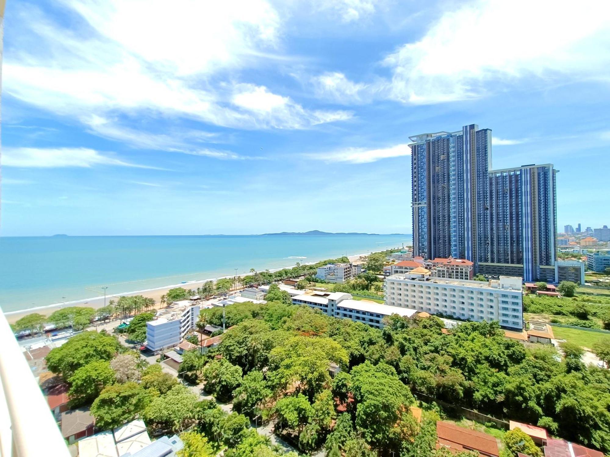 Sea View Beachfront Pattaya Apartment *