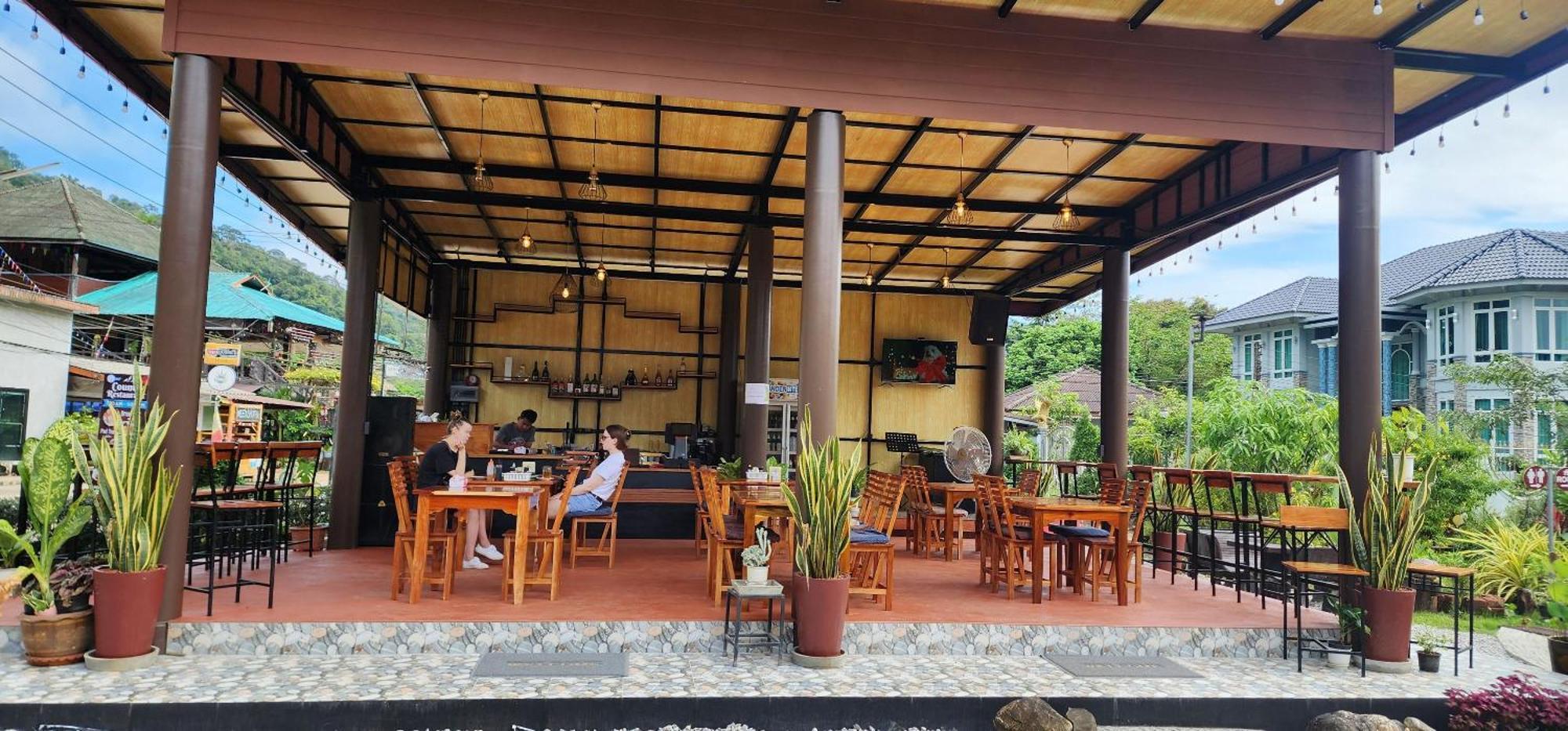 Khao Sok Country Hotel 2*