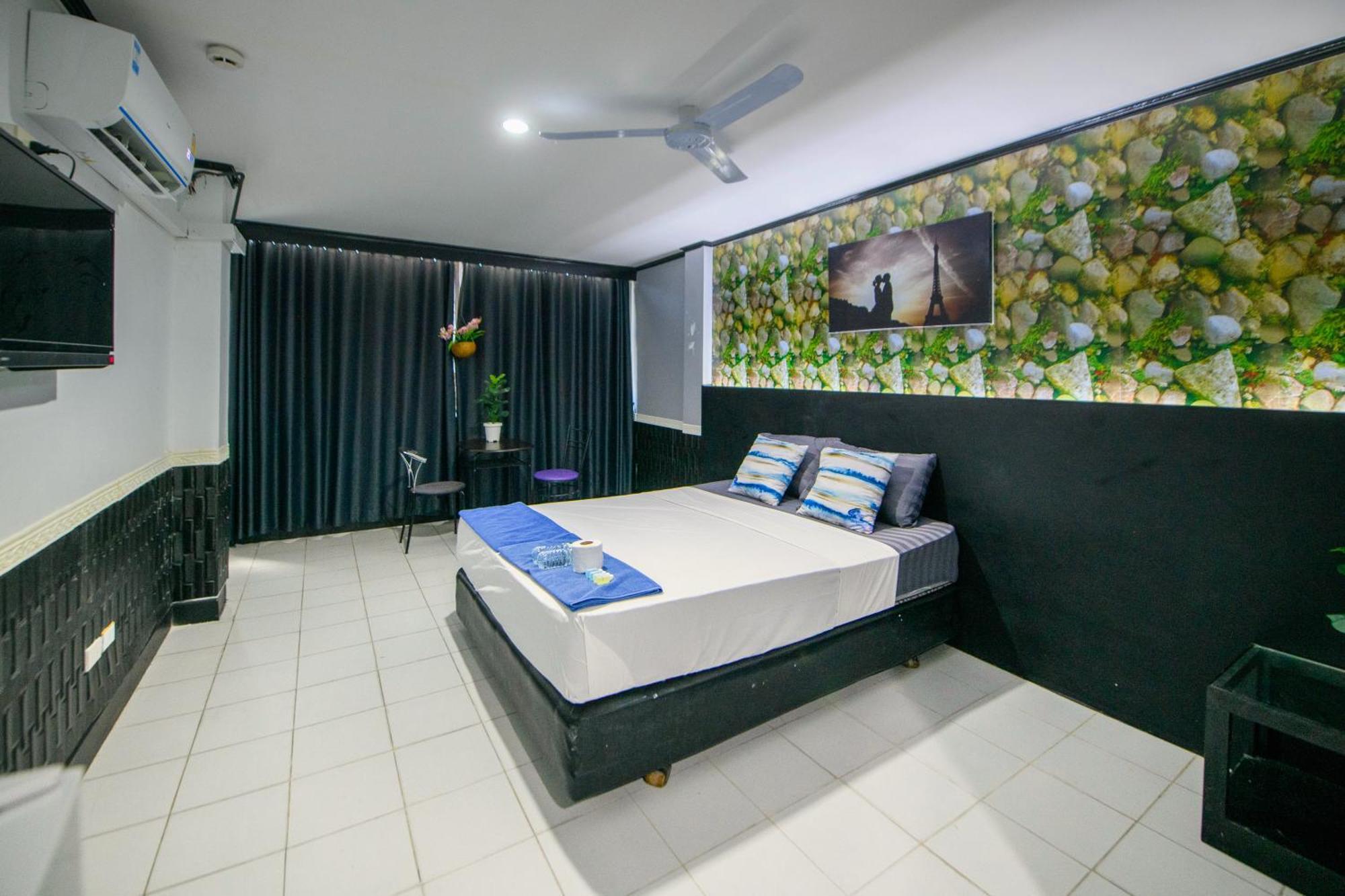 Happy - Beachfront Hotel