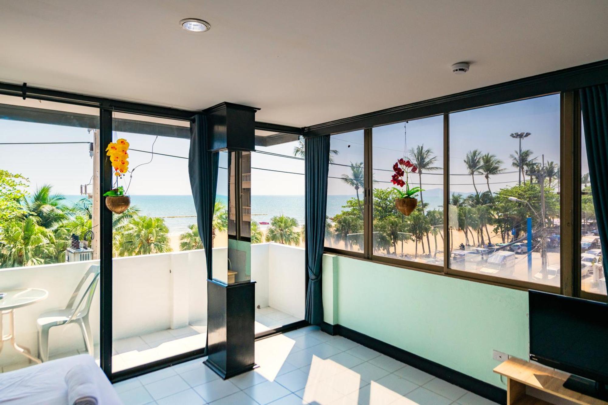 Hotel Happy - Beachfront Jomtien Beach