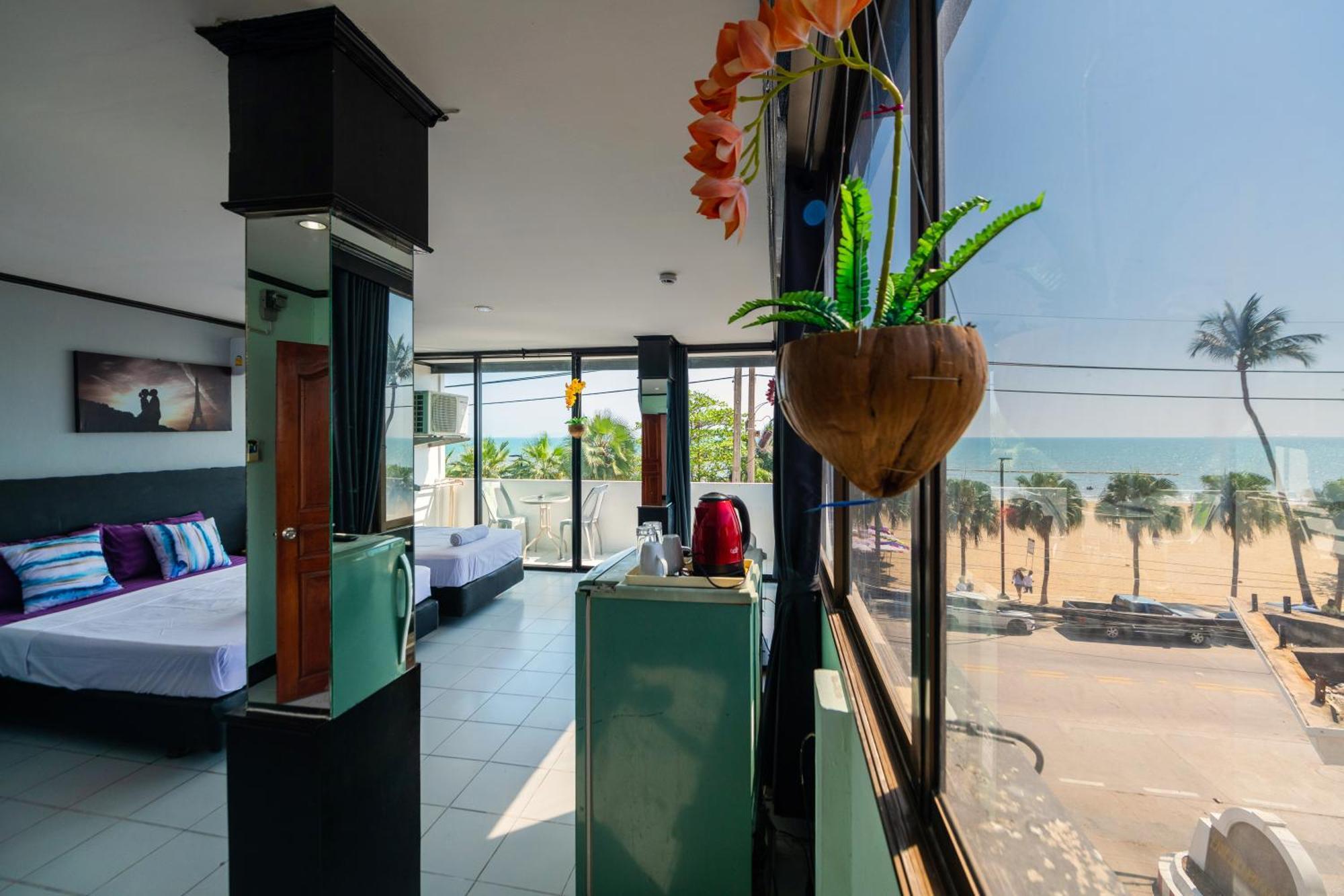 Happy - Beachfront 3*