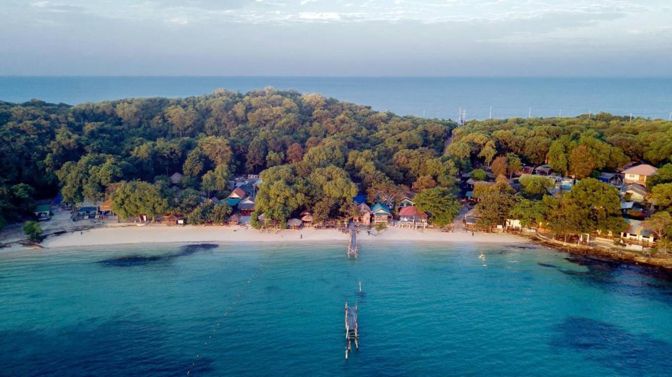ลุงดำฮัทบีช Koh Samet