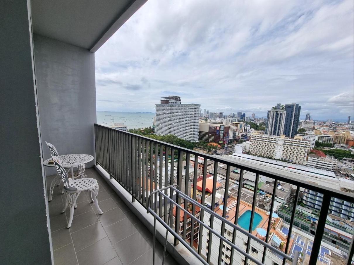 The Base Center Of Rooftop Swimming Pool Apartment *
