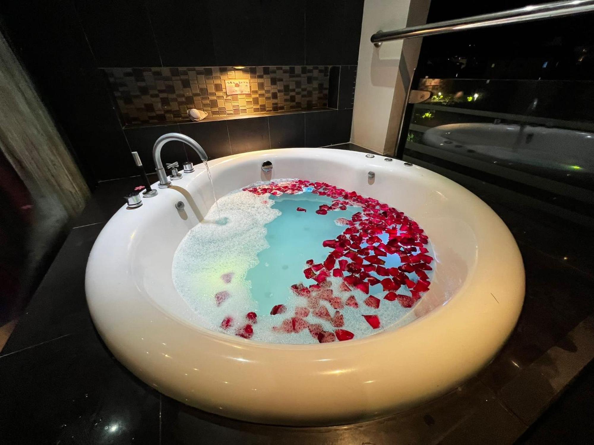 Apartment 306 Promotion Modern 1 Bedroom In Bangla Road With Private Jacuzzi & Roof Pool