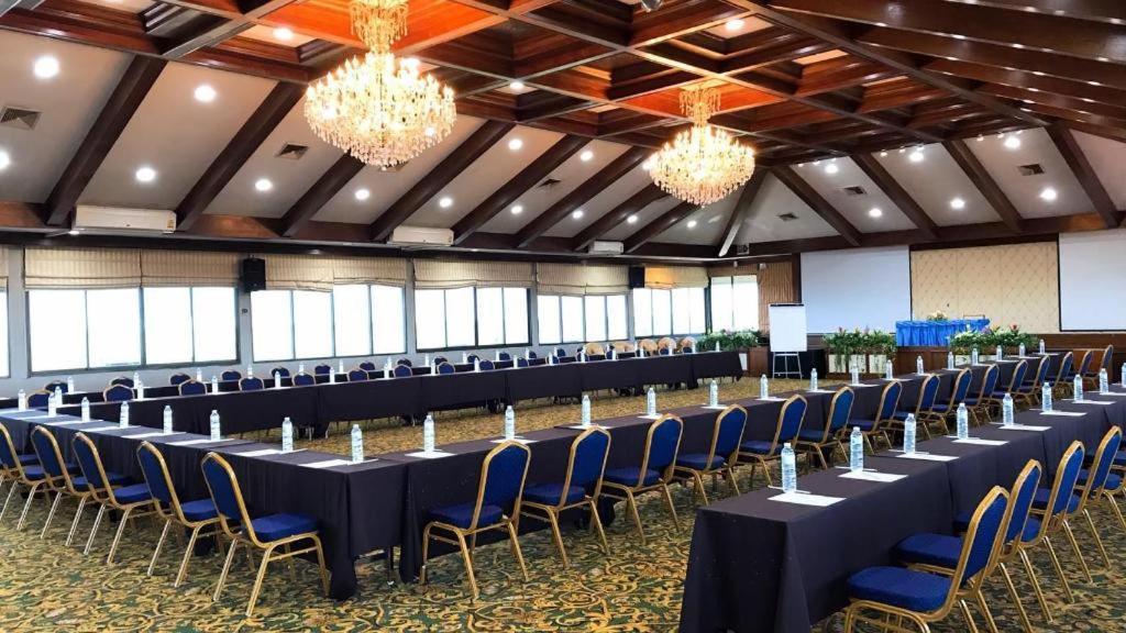 Pinehurst Golf Club And Hotel Pathum Thani