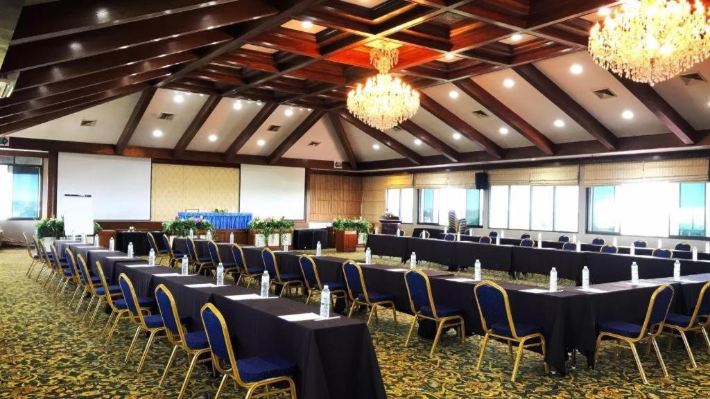 Pinehurst Golf Club And 4* Pathum Thani