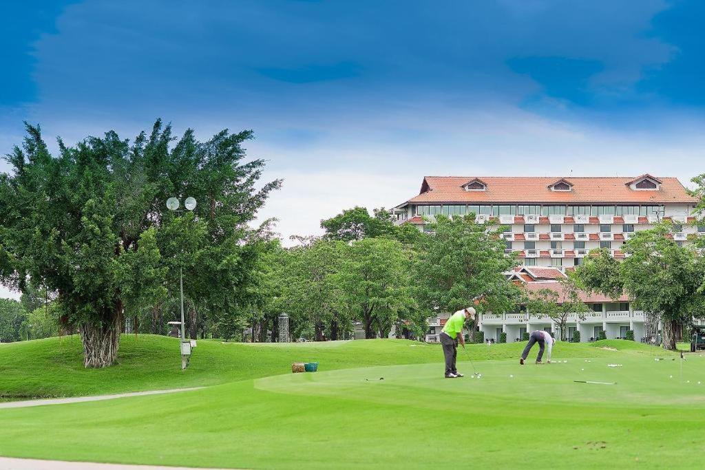 Pinehurst Golf Club And Hotel Pathum Thani