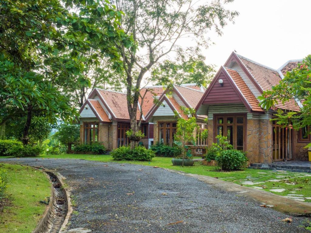 Khao Yai Country Hill Resort 3*