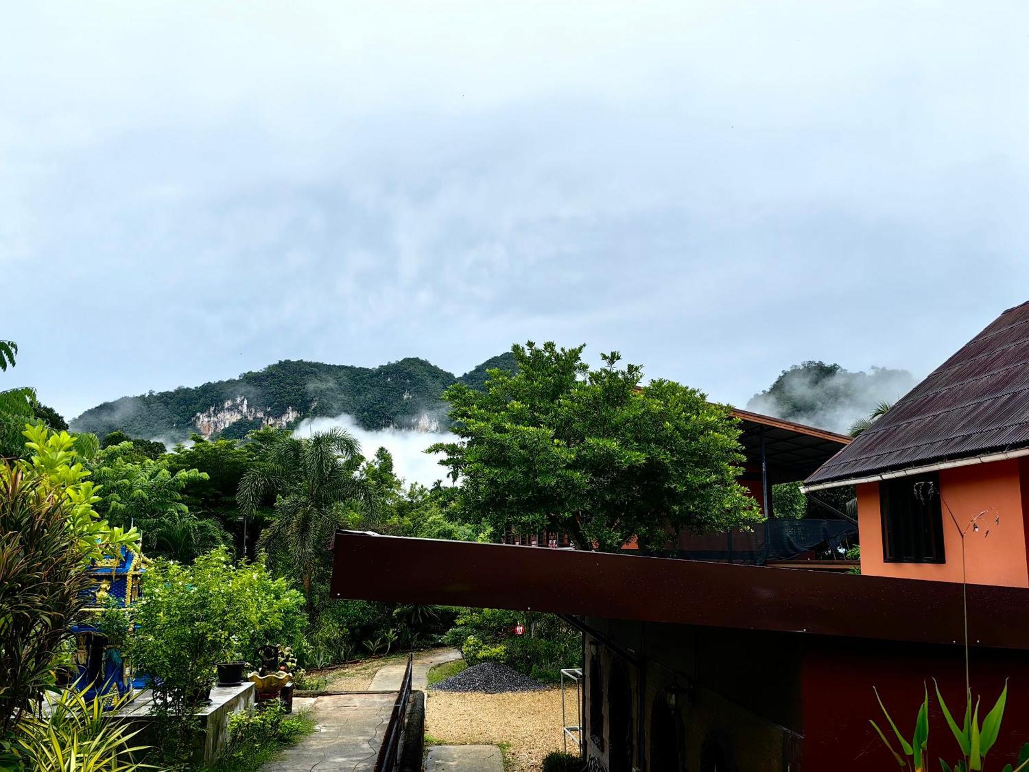 Khao Sok Country 2*