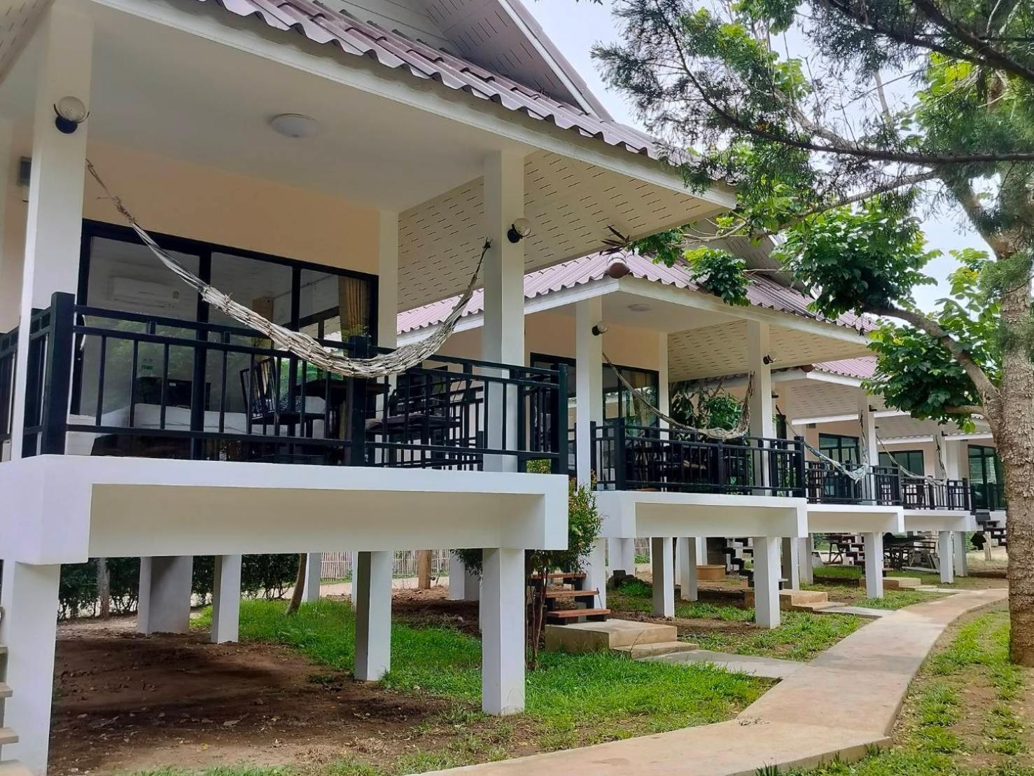 Resort Family Hut *