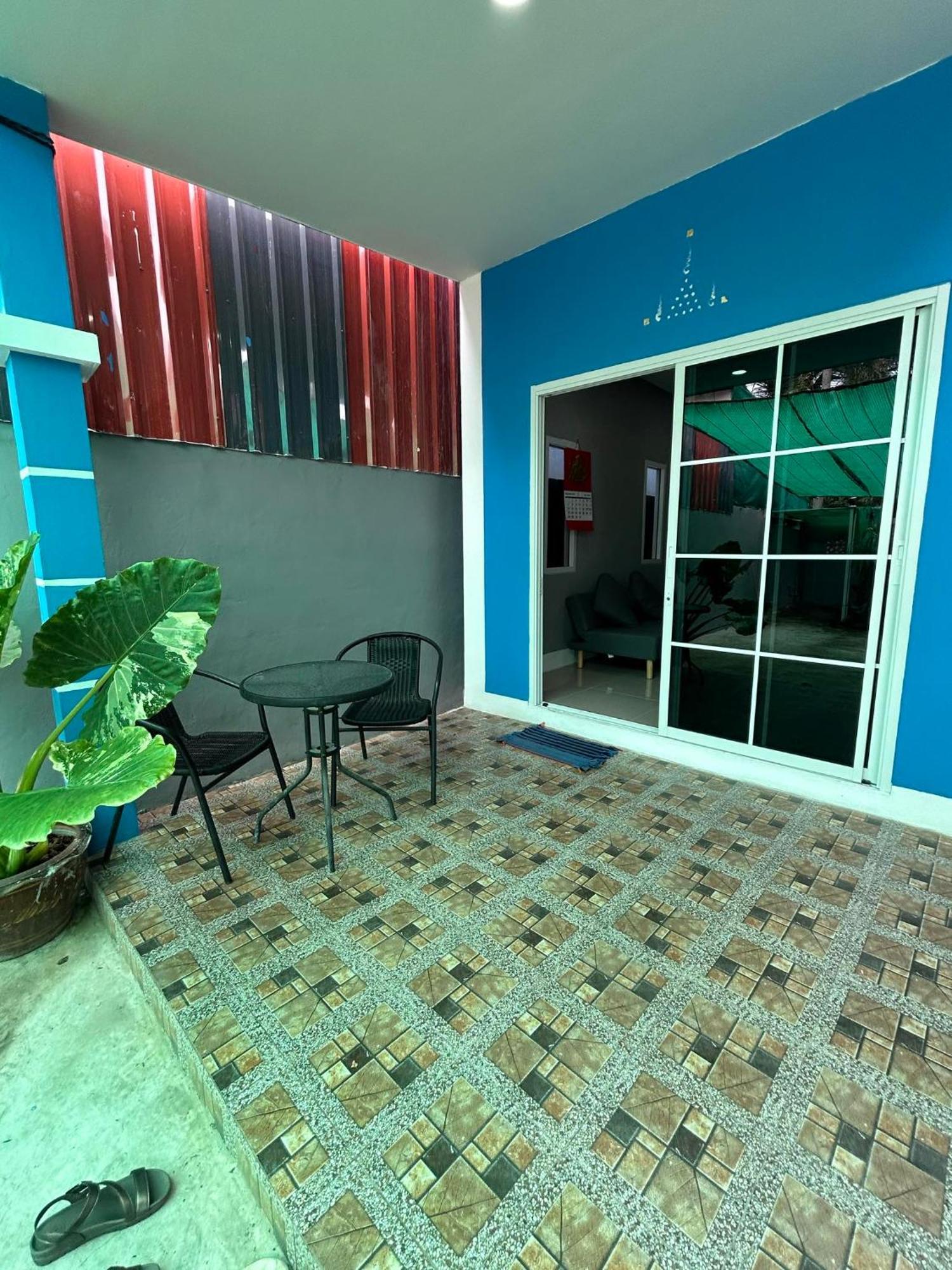 Noot's Bar And Guest house