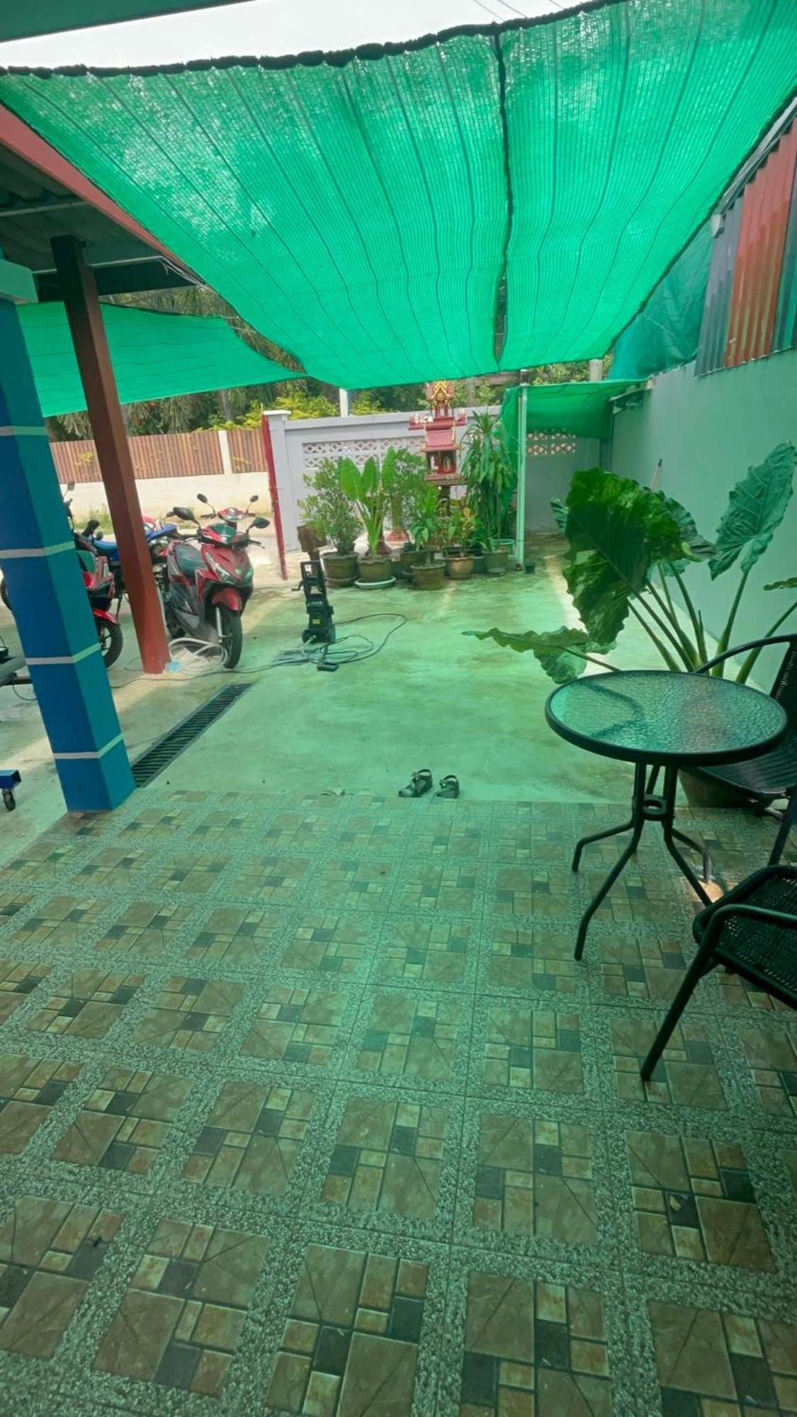 Noot's Bar And