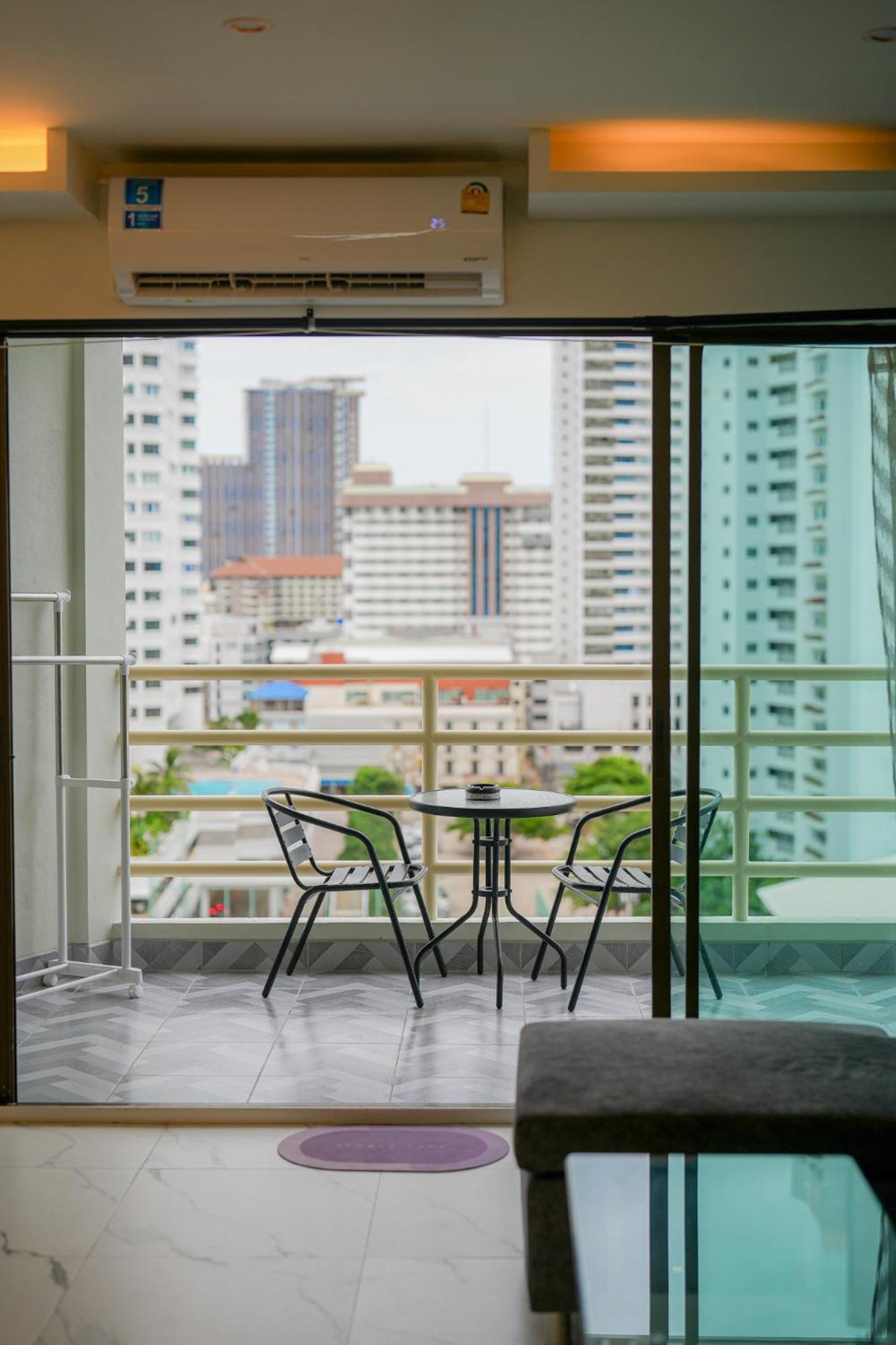 Apartment Jomtien Seaview At View Talay 5 ,big Pool Pattaya