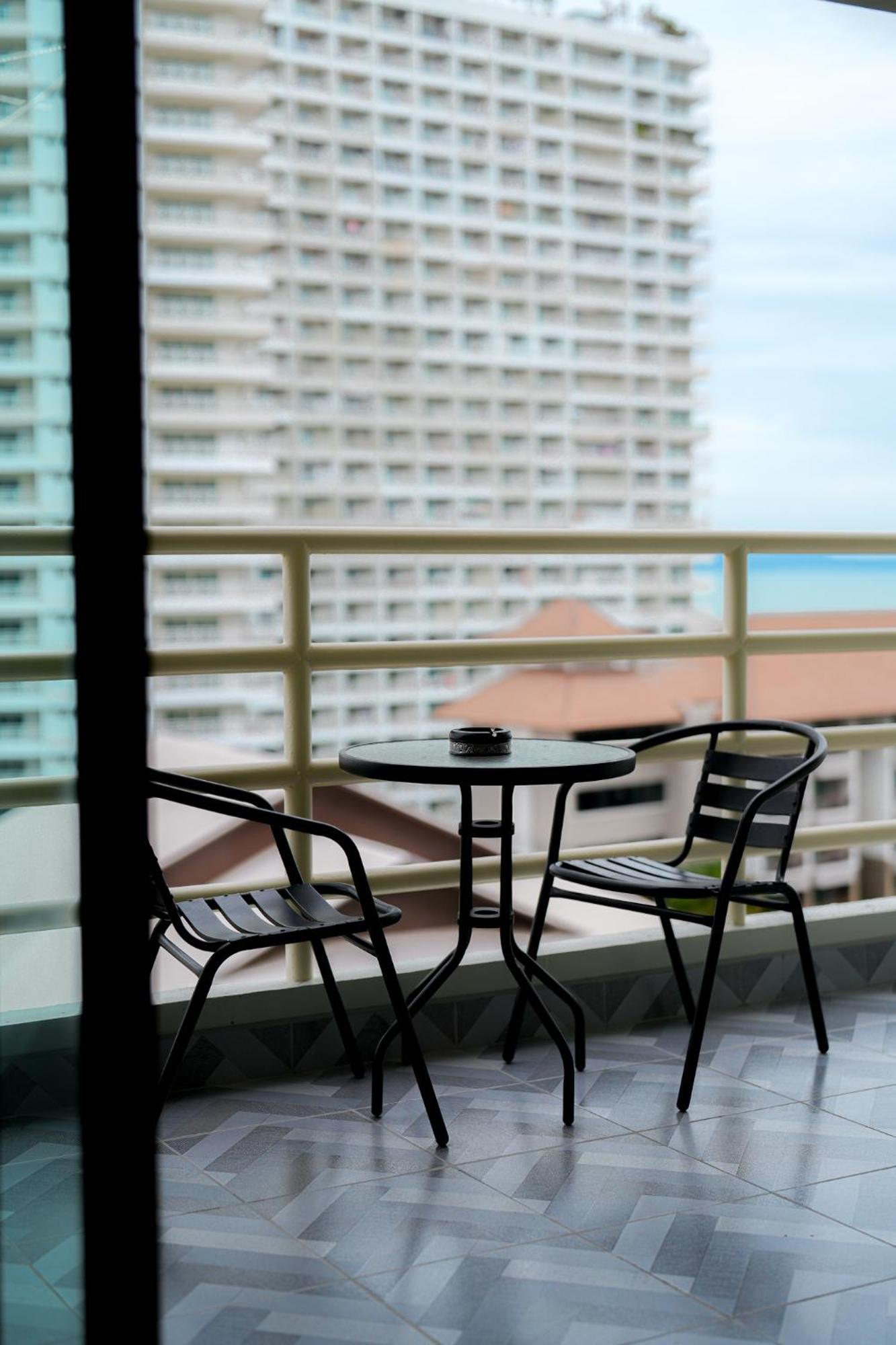 Jomtien Seaview At View Talay 5 ,big Pool Apartment Pattaya