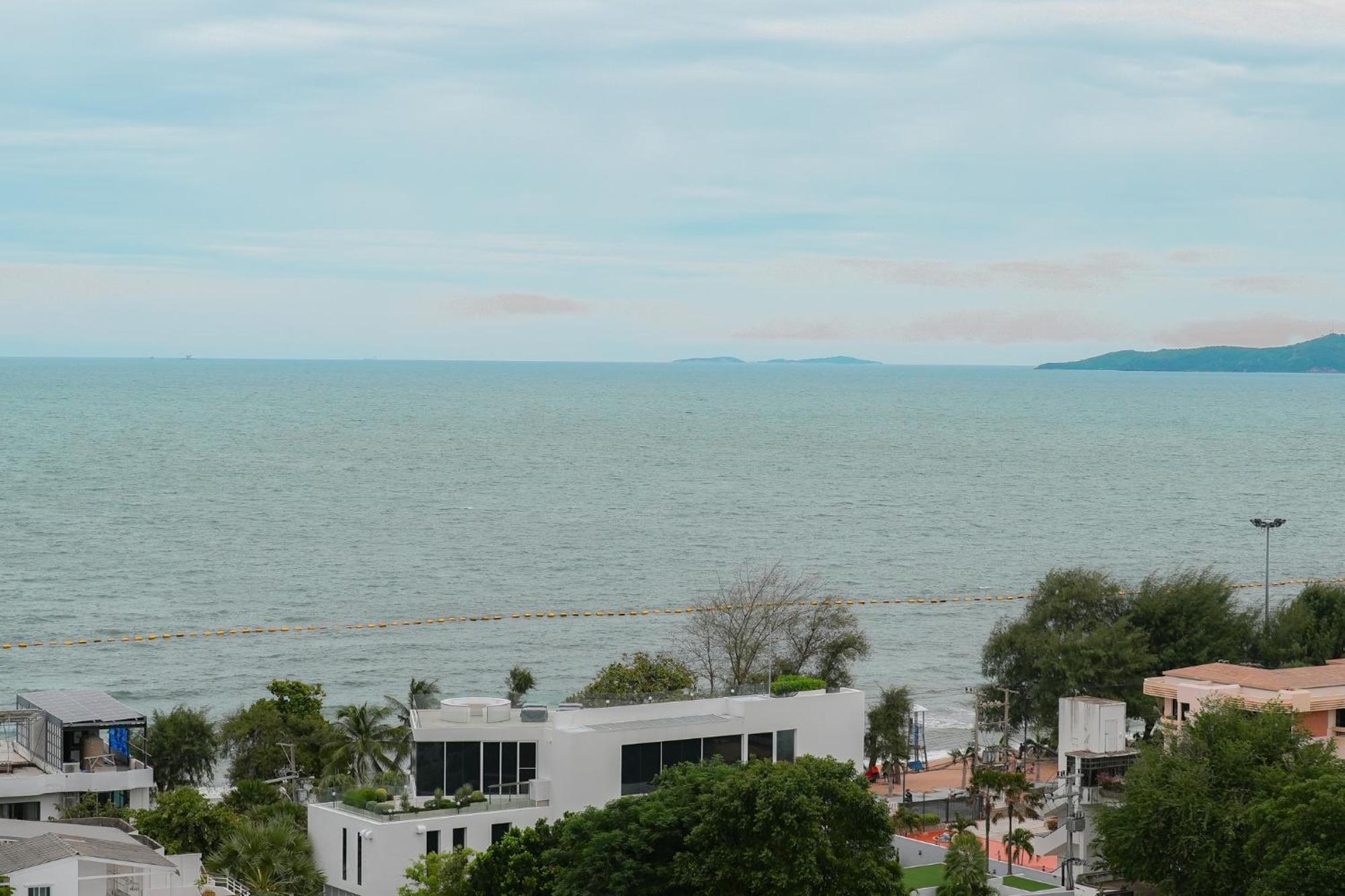 Jomtien Seaview At View Talay 5 ,big Pool Apartment